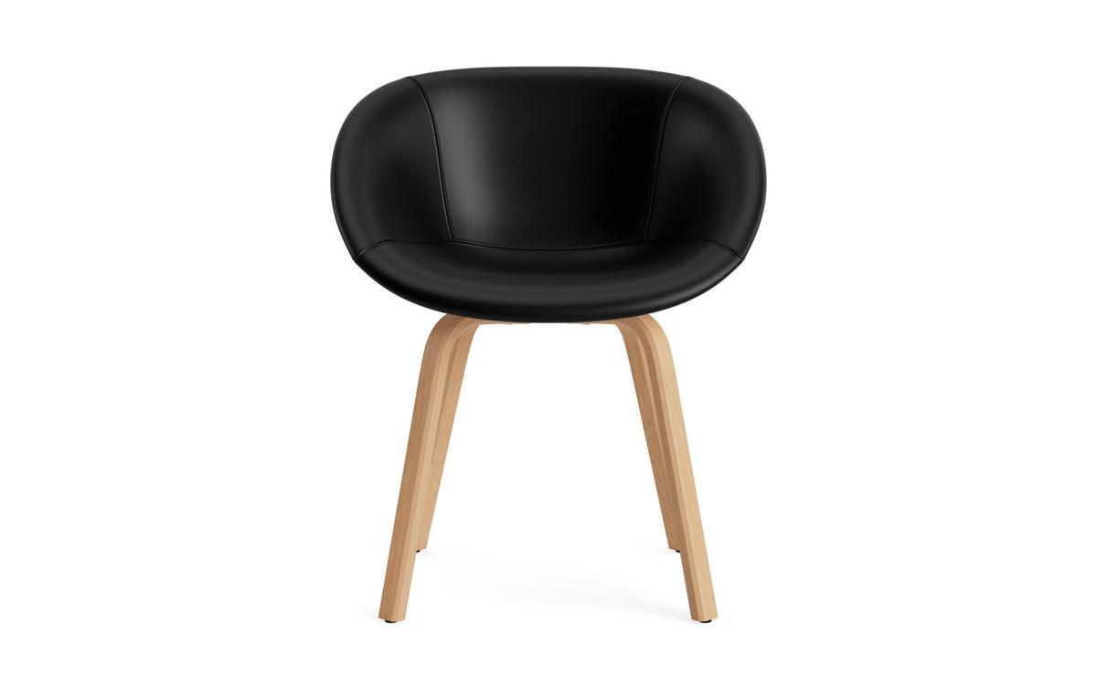 Mat Lehnstuhl vollpolster Buchenholz in Ultra 41599 präsentiert im Onlineshop von KAQTU Design AG. Stuhl mit Armlehne ist von Normann Copenhagen