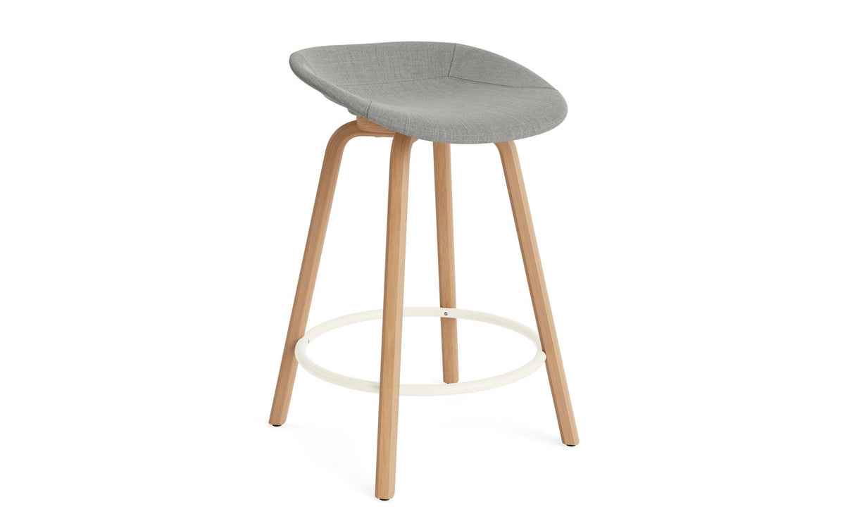 Mat Barstuhl 65 cm vollpolster Buchenholz/creme in Remix 133 präsentiert im Onlineshop von KAQTU Design AG. Barstuhl ist von Normann Copenhagen