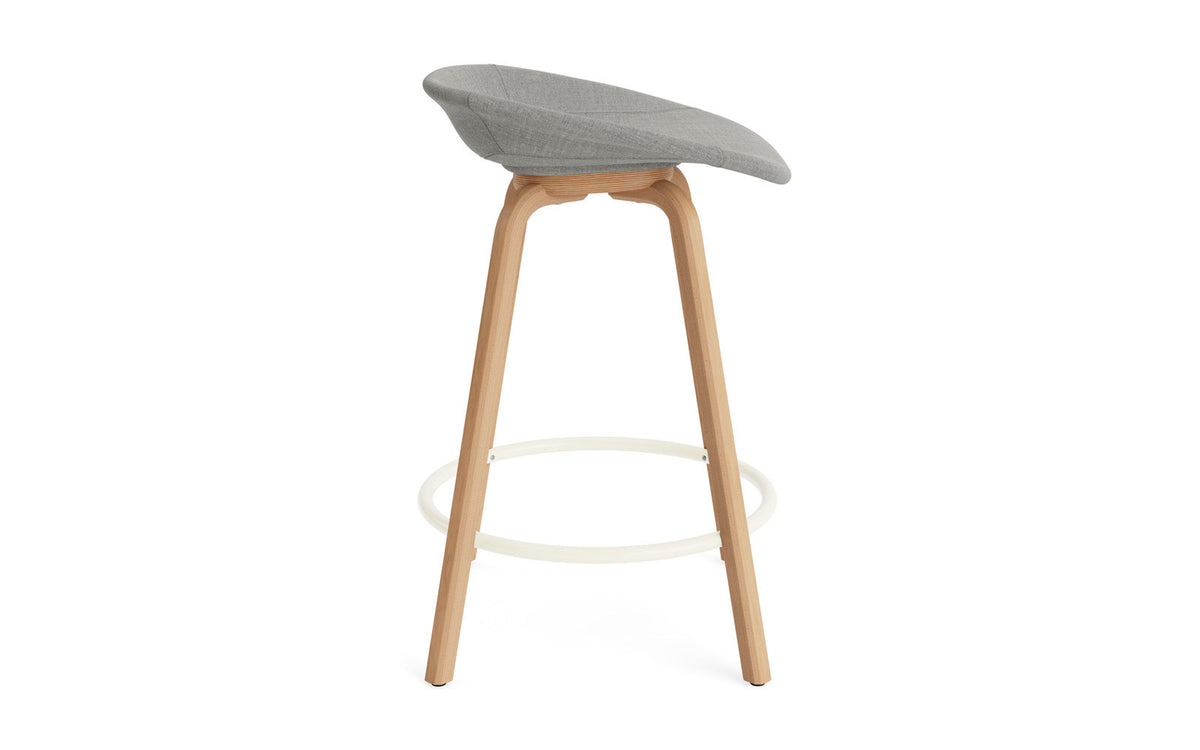 Mat Barstuhl 65 cm vollpolster Buchenholz/creme in Remix 133 präsentiert im Onlineshop von KAQTU Design AG. Barstuhl ist von Normann Copenhagen
