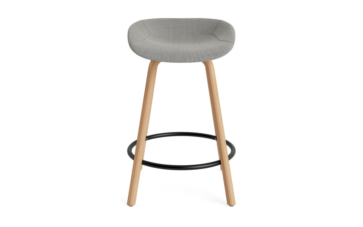 Mat Barstuhl 65 cm vollpolster Buchenholz/schwarz in Remix 133 präsentiert im Onlineshop von KAQTU Design AG. Barstuhl ist von Normann Copenhagen