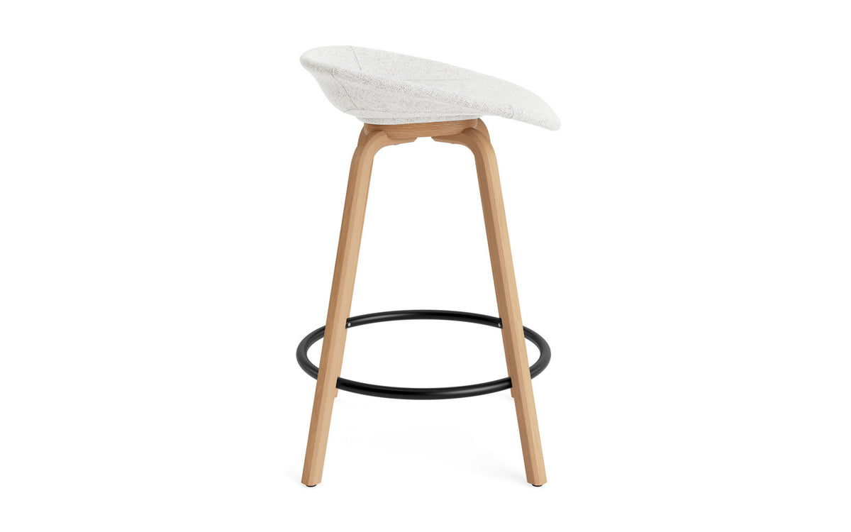 Mat Barstuhl 65 cm vollpolster Buchenholz/schwarz in Hallingdal 110 präsentiert im Onlineshop von KAQTU Design AG. Barstuhl ist von Normann Copenhagen