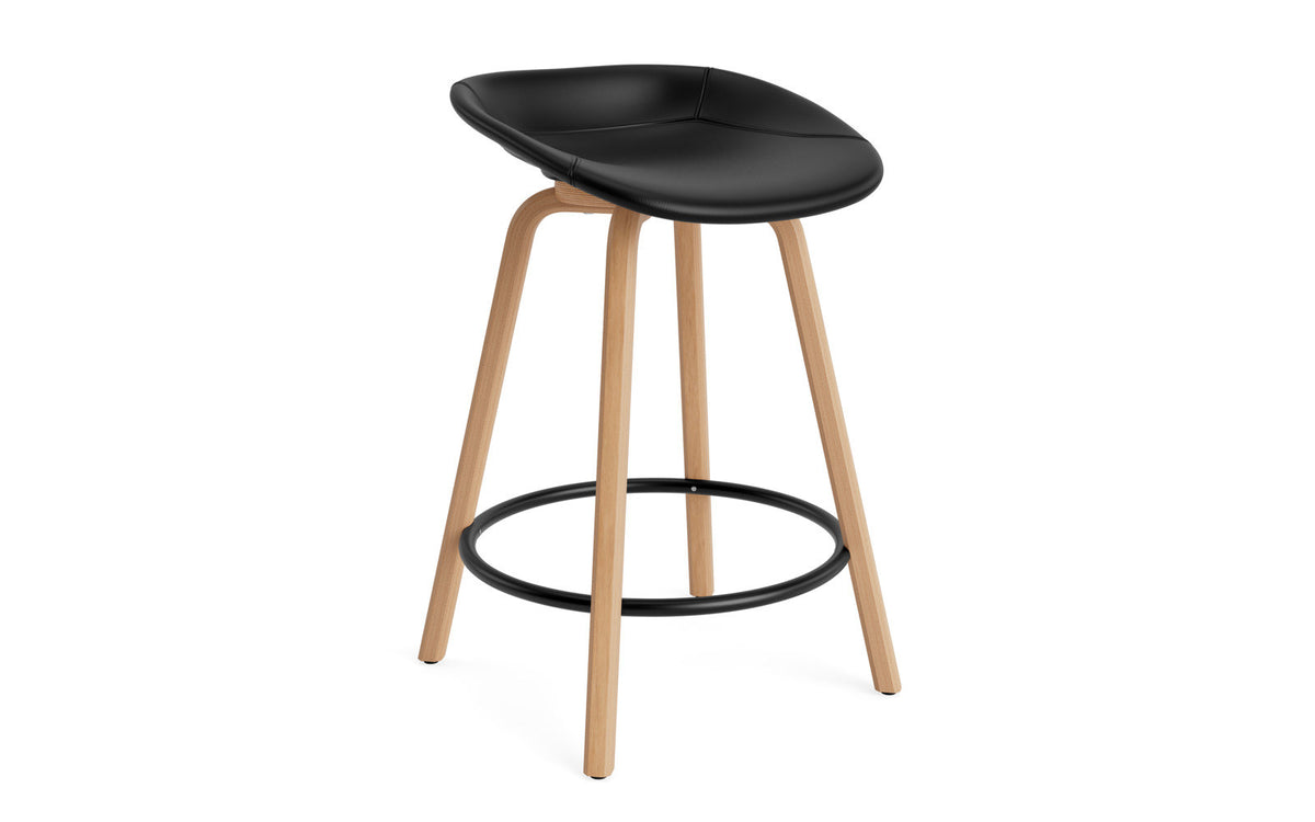 Mat Barstuhl 65 cm vollpolster Buchenholz/schwarz in Ultra 41599 präsentiert im Onlineshop von KAQTU Design AG. Barstuhl ist von Normann Copenhagen