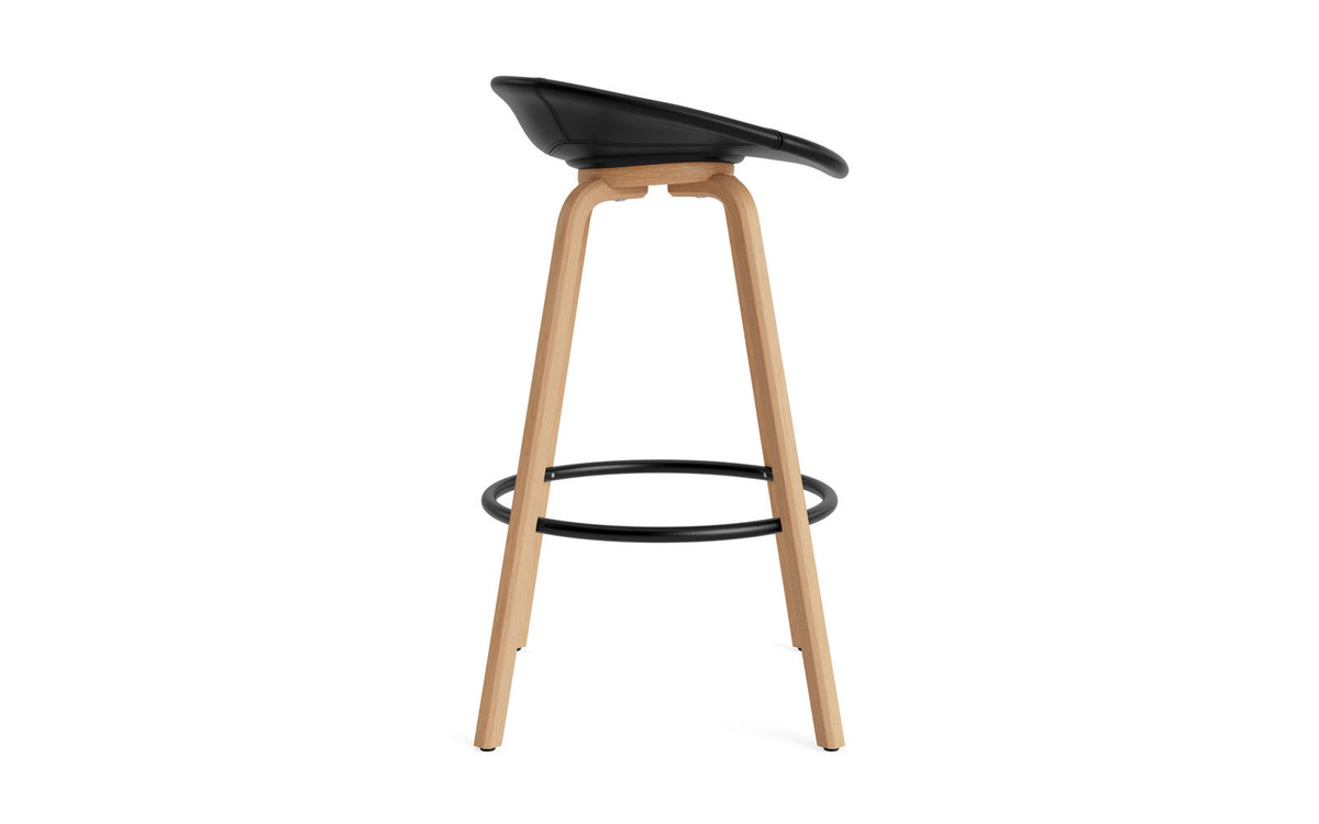 Mat Barstuhl 75 cm vollpolster Buchenholz/schwarz in Ultra 41599 präsentiert im Onlineshop von KAQTU Design AG. Barstuhl ist von Normann Copenhagen