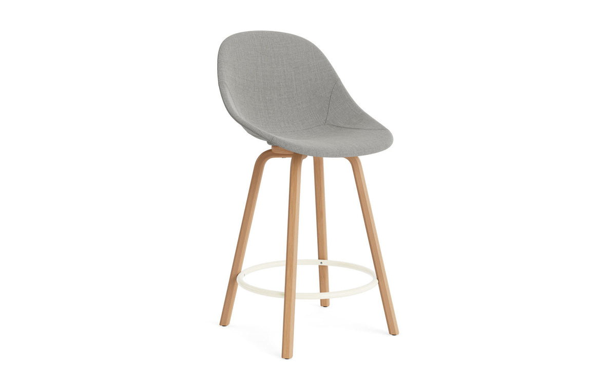 Mat Barstuhl 65 cm vollpolster Buchenholz/creme in Remix 133 präsentiert im Onlineshop von KAQTU Design AG. Barstuhl ist von Normann Copenhagen