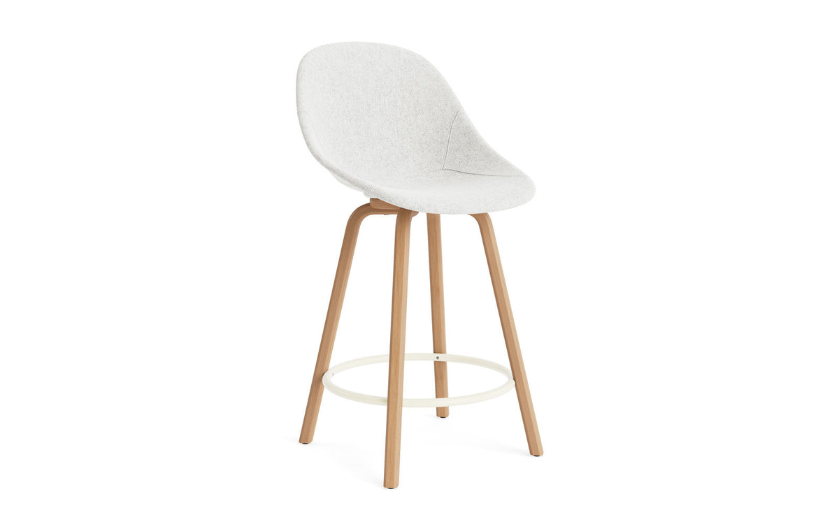 Mat Barstuhl 65 cm vollpolster Buchenholz/creme in Hallingdal 110 präsentiert im Onlineshop von KAQTU Design AG. Barstuhl ist von Normann Copenhagen