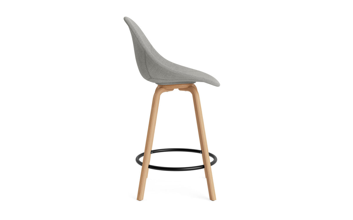 Mat Barstuhl 65 cm vollpolster Buchenholz/schwarz in Remix 133 präsentiert im Onlineshop von KAQTU Design AG. Barstuhl ist von Normann Copenhagen