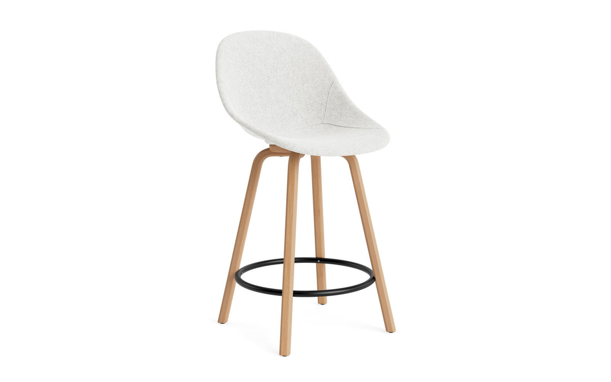 Mat Barstuhl 65 cm vollpolster Buchenholz/schwarz in Hallingdal 110 präsentiert im Onlineshop von KAQTU Design AG. Barstuhl ist von Normann Copenhagen