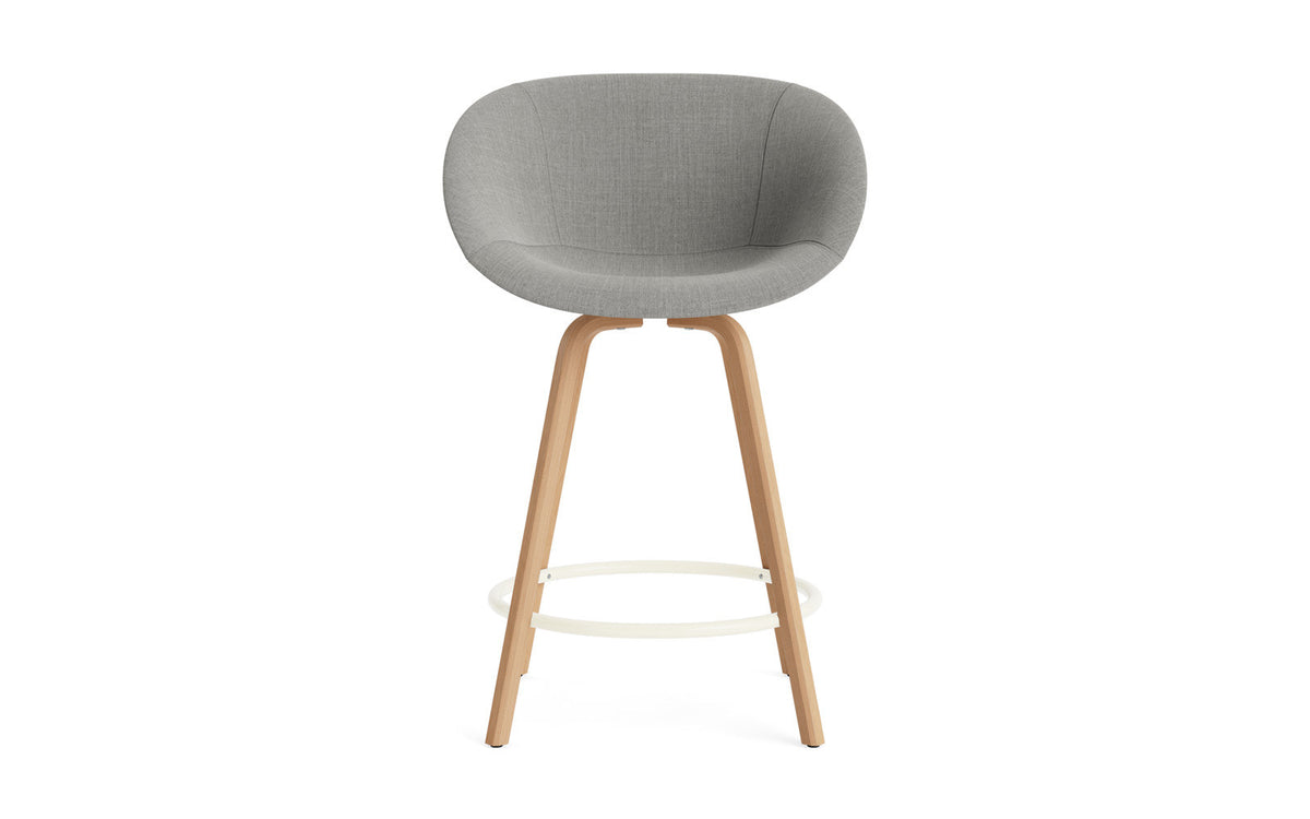 Mat Barstuhl mit Armlehne 65 vollpolster Buchenholz/creme in Remix 133 präsentiert im Onlineshop von KAQTU Design AG. Barstuhl ist von Normann Copenhagen