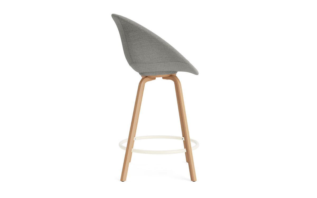 Mat Barstuhl mit Armlehne 65 vollpolster Buchenholz/creme in Remix 133 präsentiert im Onlineshop von KAQTU Design AG. Barstuhl ist von Normann Copenhagen