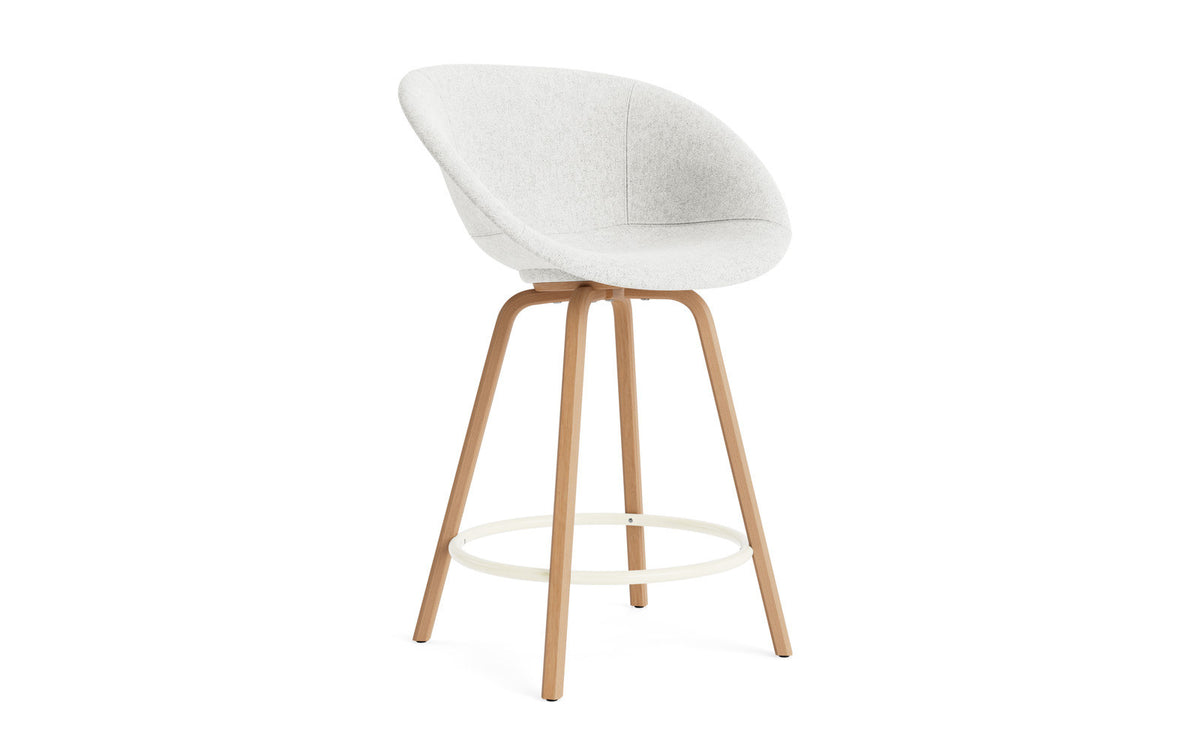 Mat Barstuhl mit Armlehne 65 vollpolster Buchenholz/creme in Hallingdal 110 präsentiert im Onlineshop von KAQTU Design AG. Barstuhl ist von Normann Copenhagen