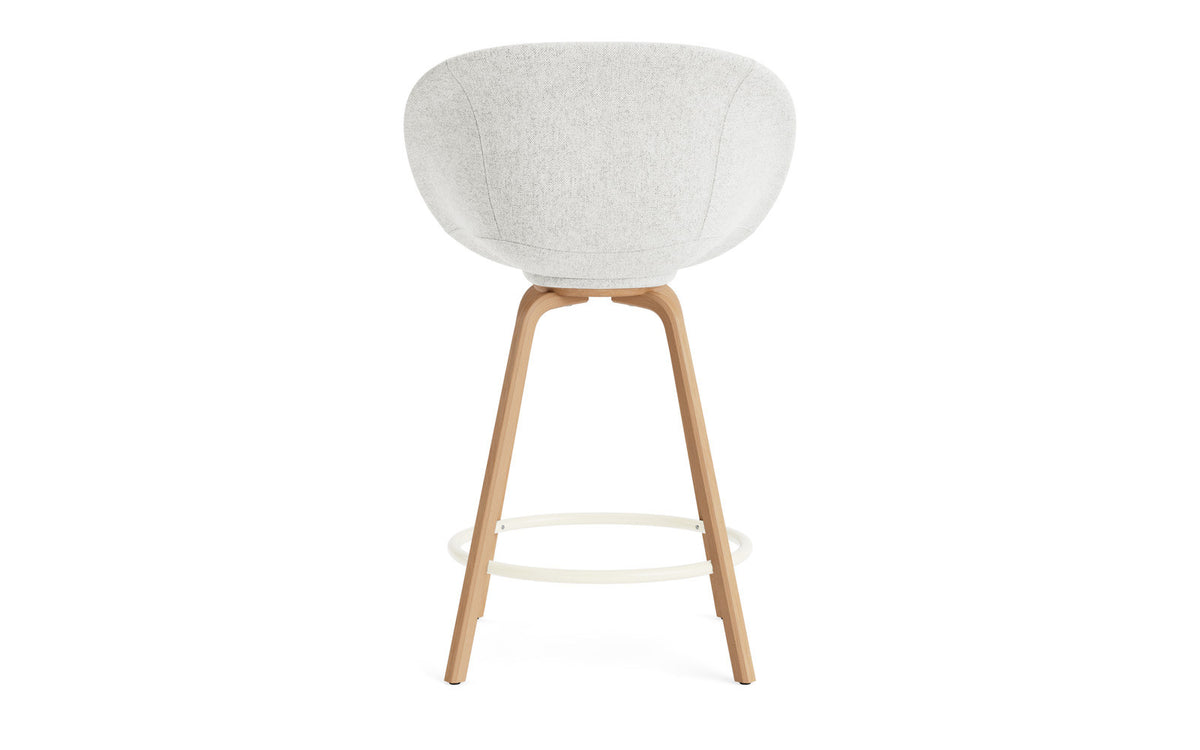 Mat Barstuhl mit Armlehne 65 vollpolster Buchenholz/creme in Hallingdal 110 präsentiert im Onlineshop von KAQTU Design AG. Barstuhl ist von Normann Copenhagen
