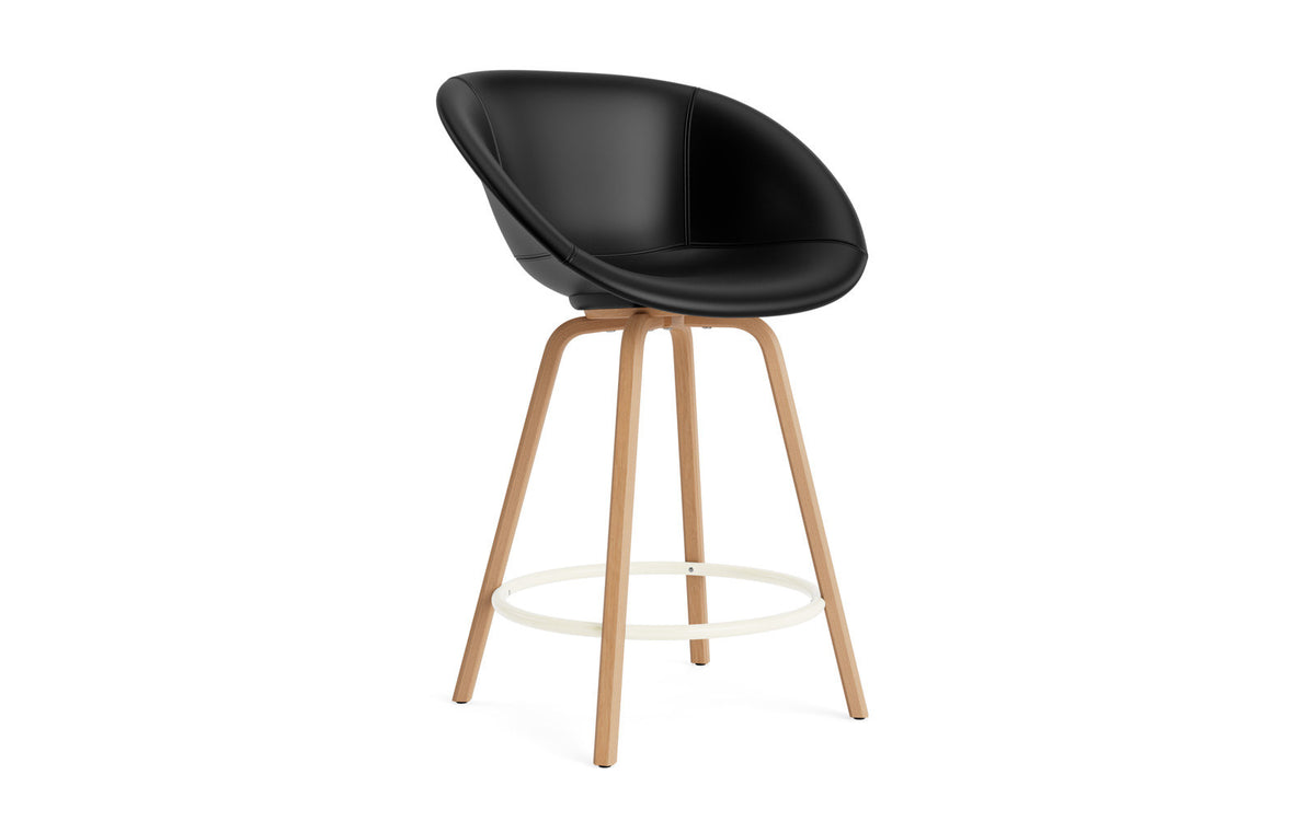 Mat Barstuhl mit Armlehne 65 vollpolster Buchenholz/creme in Ultra 41599 präsentiert im Onlineshop von KAQTU Design AG. Barstuhl ist von Normann Copenhagen