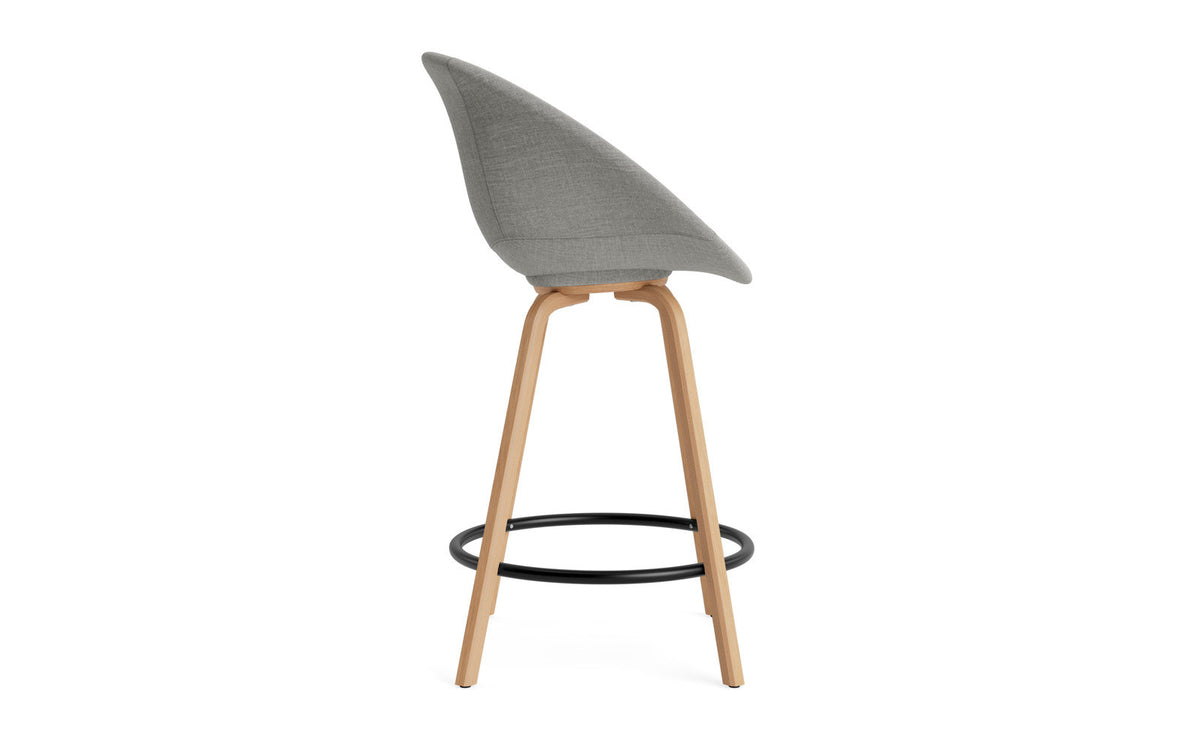 Mat Barstuhl mit Armlehne 65 vollpolster Buchenholz/schwarz in Remix 133 präsentiert im Onlineshop von KAQTU Design AG. Barstuhl ist von Normann Copenhagen
