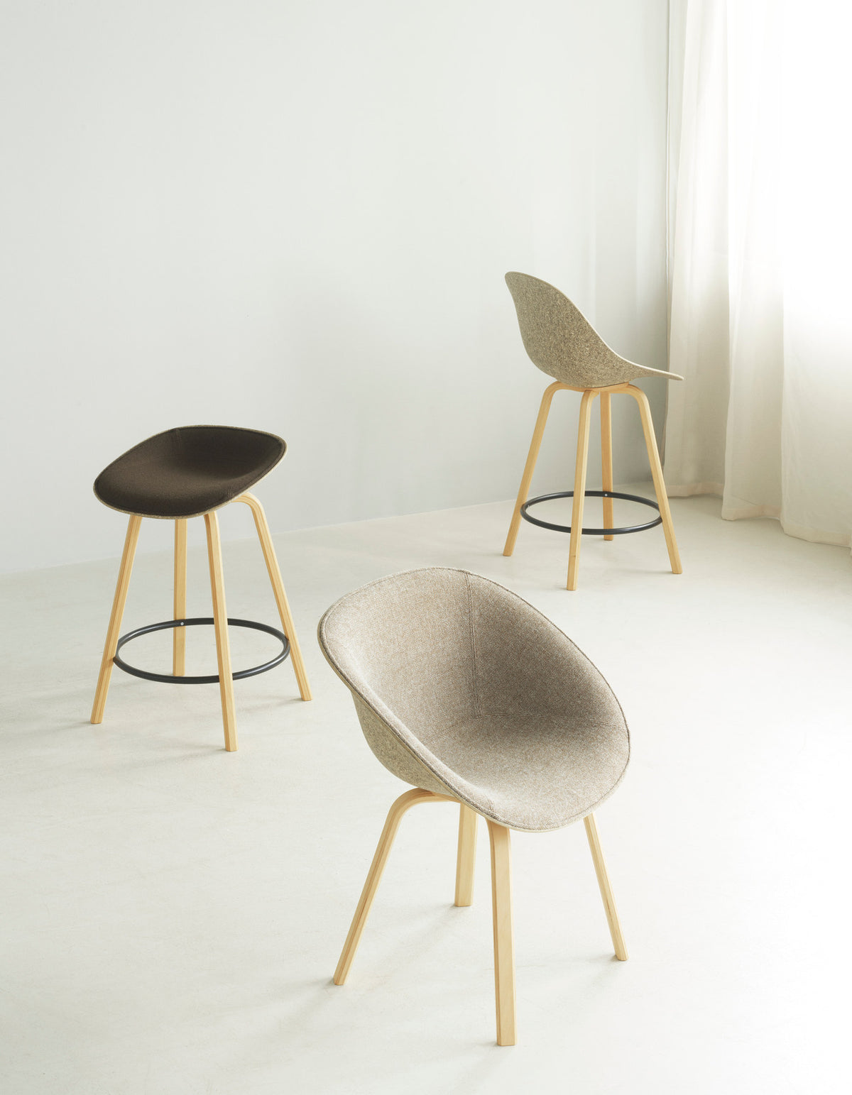Mat Barstuhl mit Armlehne 65 vollpolster Buchenholz/schwarz in Hallingdal 110 präsentiert im Onlineshop von KAQTU Design AG. Barstuhl ist von Normann Copenhagen