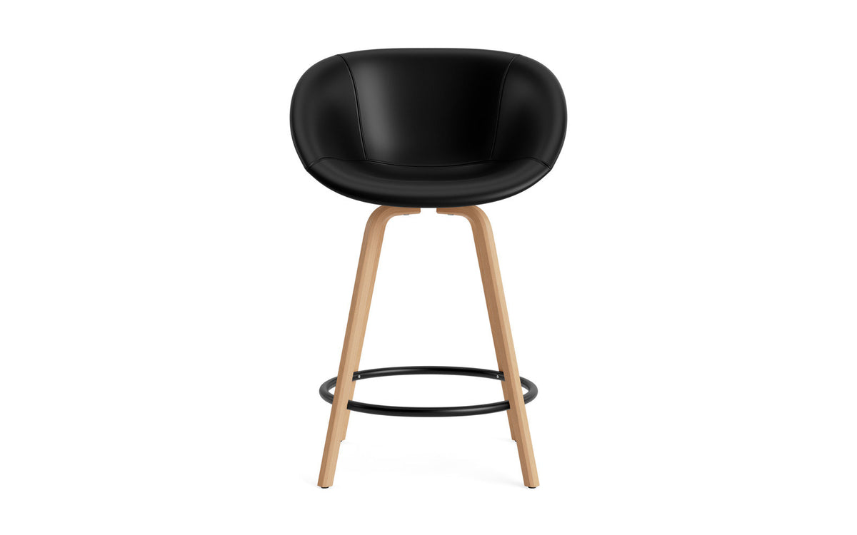 Mat Barstuhl mit Armlehne 65 vollpolster Buchenholz/schwarz in Ultra 41599 präsentiert im Onlineshop von KAQTU Design AG. Barstuhl ist von Normann Copenhagen