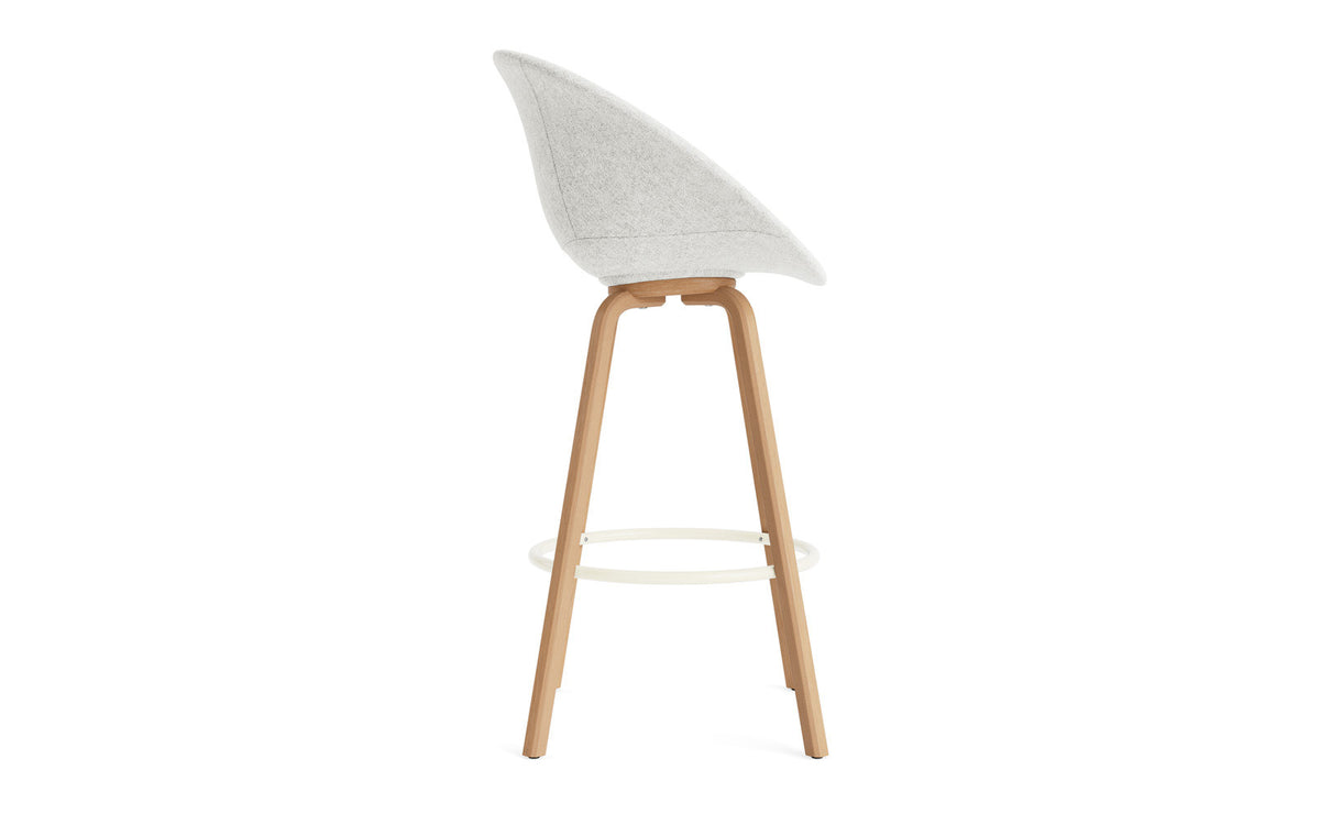 Mat Barstuhl mit Armlehne 75 cm vollpolster Buchenholz/creme in Hallingdal 110 präsentiert im Onlineshop von KAQTU Design AG. Barstuhl ist von Normann Copenhagen