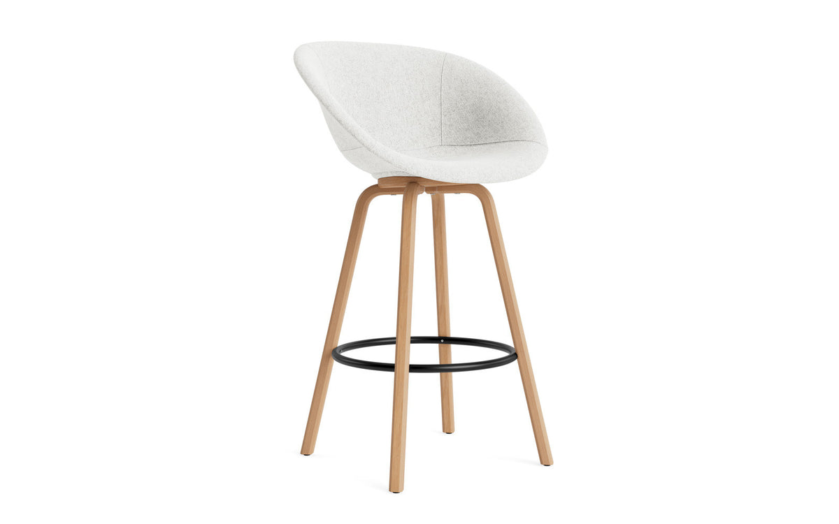 Mat Barstuhl mit Armlehne 75 cm vollpolster Buchenholz/schwarz in Hallingdal 110 präsentiert im Onlineshop von KAQTU Design AG. Barstuhl ist von Normann Copenhagen