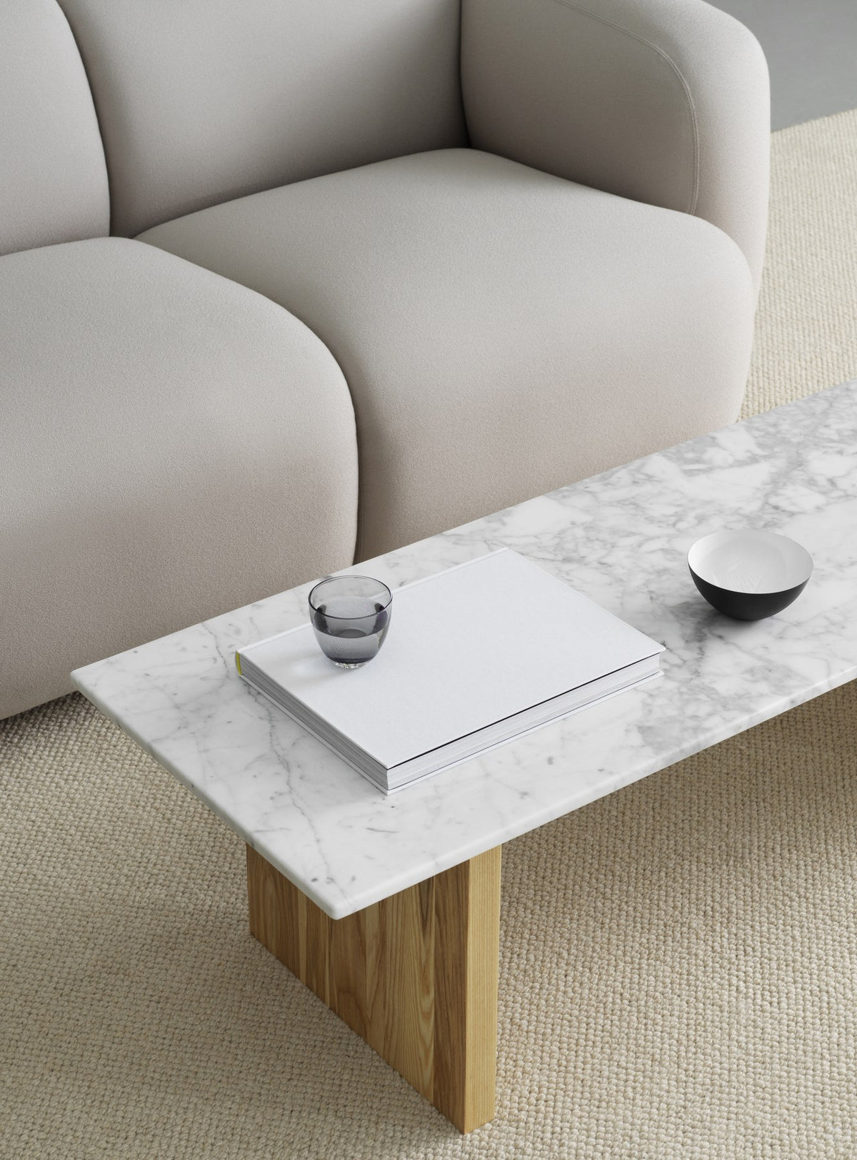 Swell 2-Sitzer Sofa von Normann Copenhagen in Stoff Aquarius JA409, geschwungene Form, Beine aus bemaltem Eschenholz.