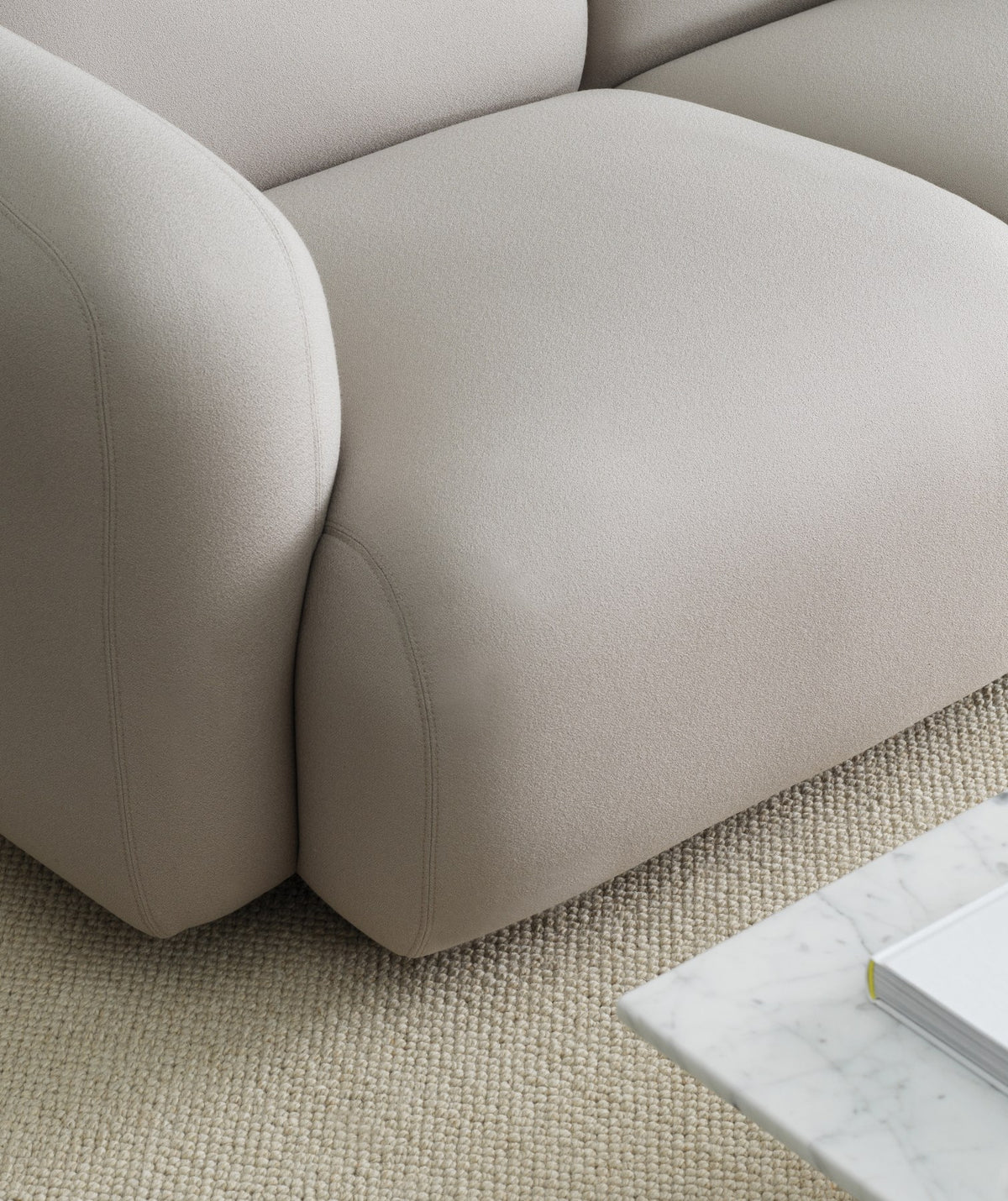 Swell 2-Sitzer Sofa von Normann Copenhagen in Stoff Aquarius JA409, geschwungene Form, Beine aus bemaltem Eschenholz.