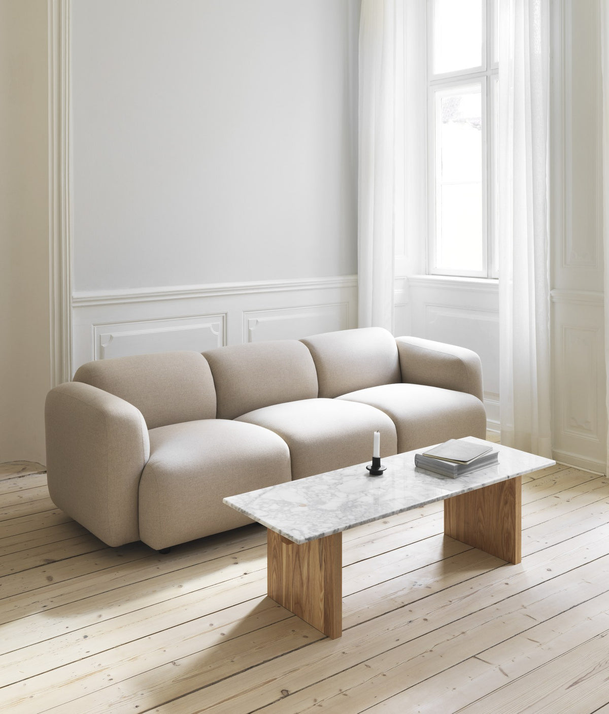 Swell 2-Sitzer Sofa von Normann Copenhagen in Stoff Aquarius JA409, geschwungene Form, Beine aus bemaltem Eschenholz.