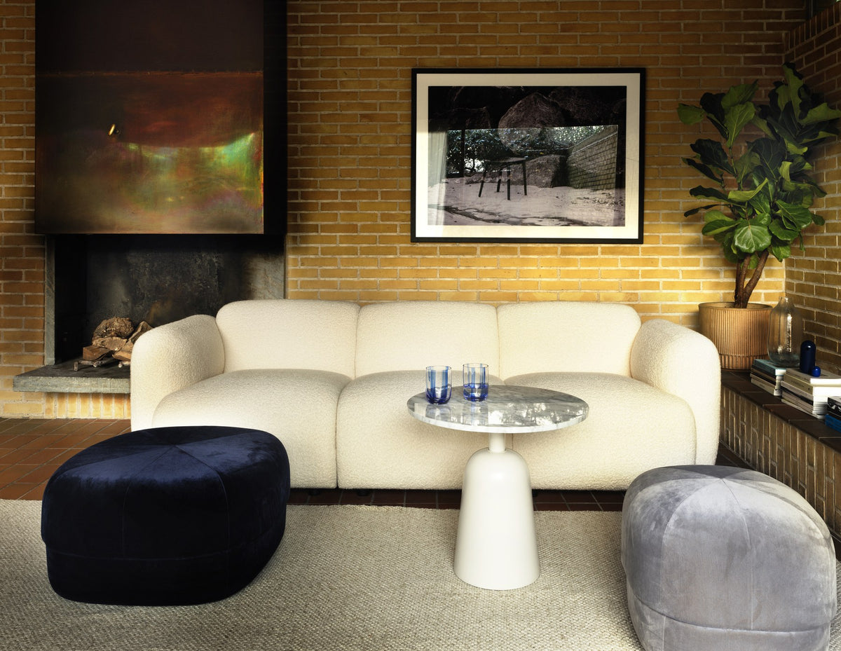 Swell modulares Sofa 3-Sitzer von Normann Copenhagen in Blau, geschwungene Form mit gepolsterter Rückenlehne und Armlehnen, Holzbeine.