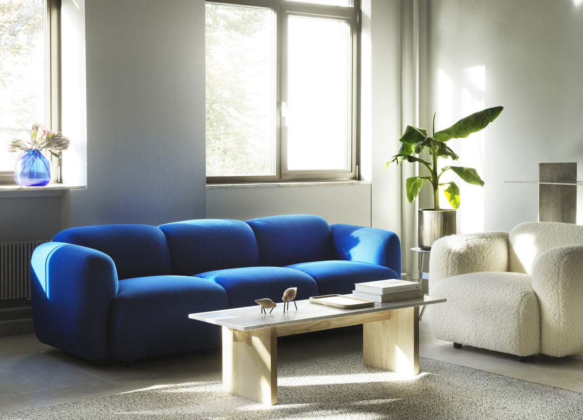 Swell modulares Sofa 3-Sitzer von Normann Copenhagen in Blau, geschwungene Form mit gepolsterter Rückenlehne und Armlehnen, Holzbeine.