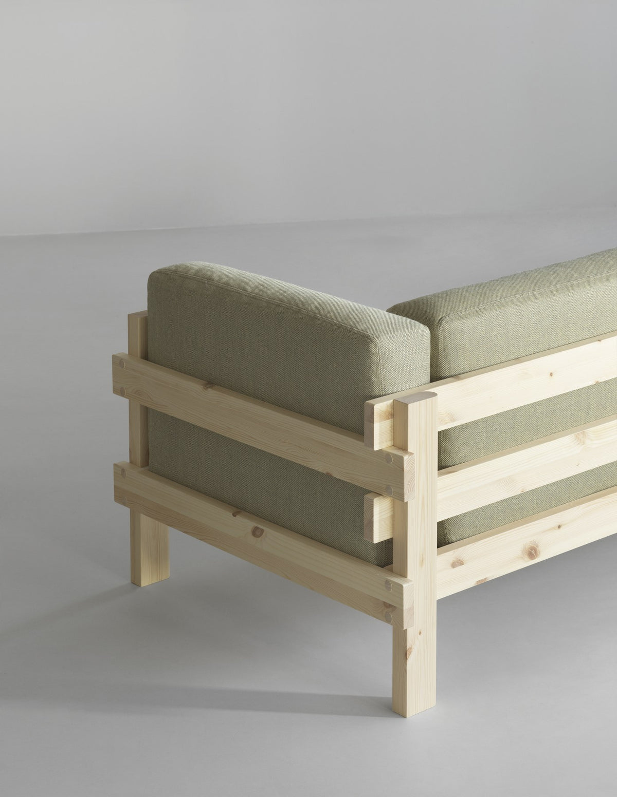Braunes 3er Sofa aus Kiefernholz mit sichtbarem Rahmen, lose Kissen aus Schaumstoff und Federn, Design von Simon Legald.