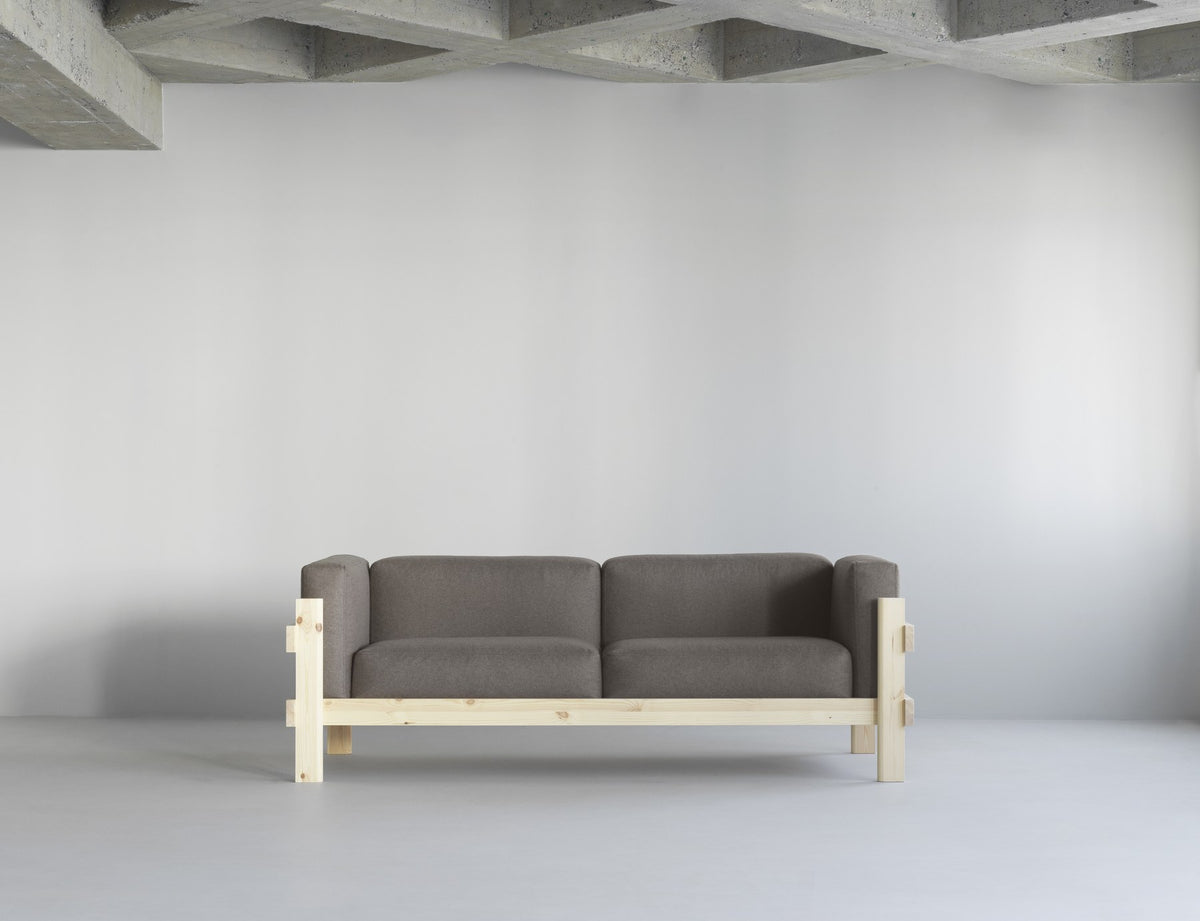 Braunes 3er Sofa aus Kiefernholz mit sichtbarem Rahmen, lose Kissen aus Schaumstoff und Federn, Design von Simon Legald.