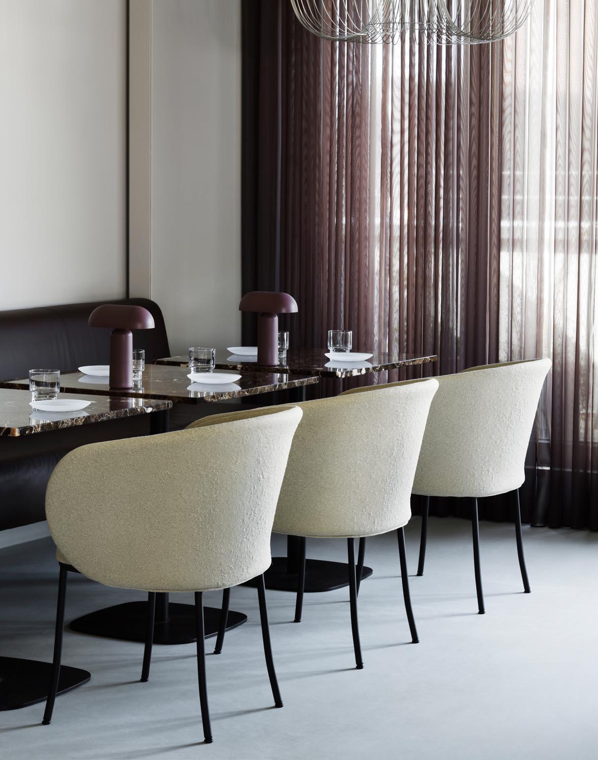 Knit Armchair Black Steel in Olive präsentiert im Onlineshop von KAQTU Design AG. Stuhl ist von Normann Copenhagen