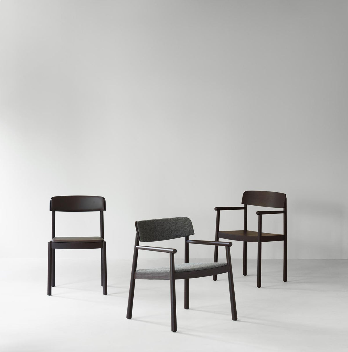 Timb Armlehnstuhl Upholstery in Brown / Ultra Leather -Chocolate präsentiert im Onlineshop von KAQTU Design AG. Stuhl ist von Normann Copenhagen