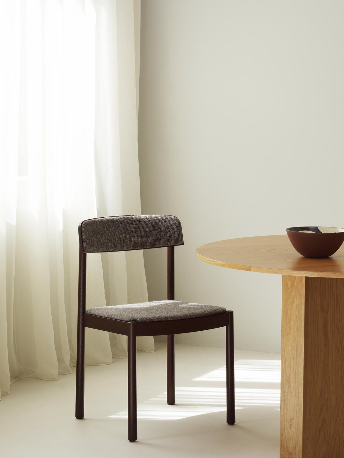 Timb Armlehnstuhl Upholstery in Brown / Hallingdal 368 präsentiert im Onlineshop von KAQTU Design AG. Stuhl ist von Normann Copenhagen