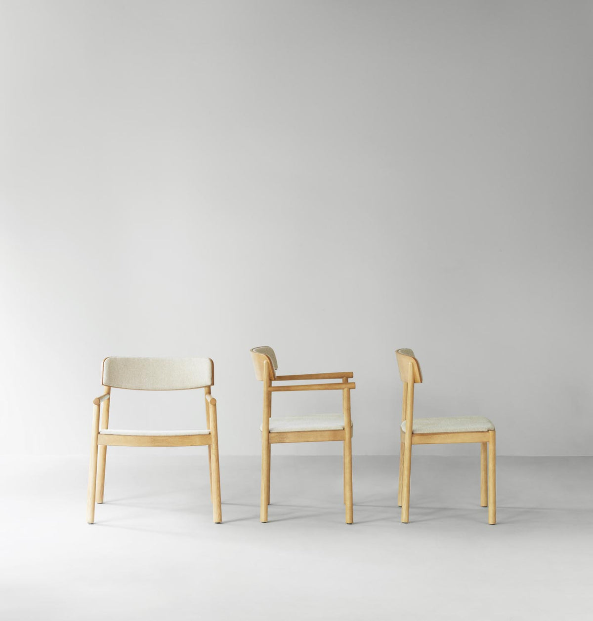 Timb Armlehnstuhl Upholstery in Tan / Hallingdal 220 präsentiert im Onlineshop von KAQTU Design AG. Stuhl ist von Normann Copenhagen
