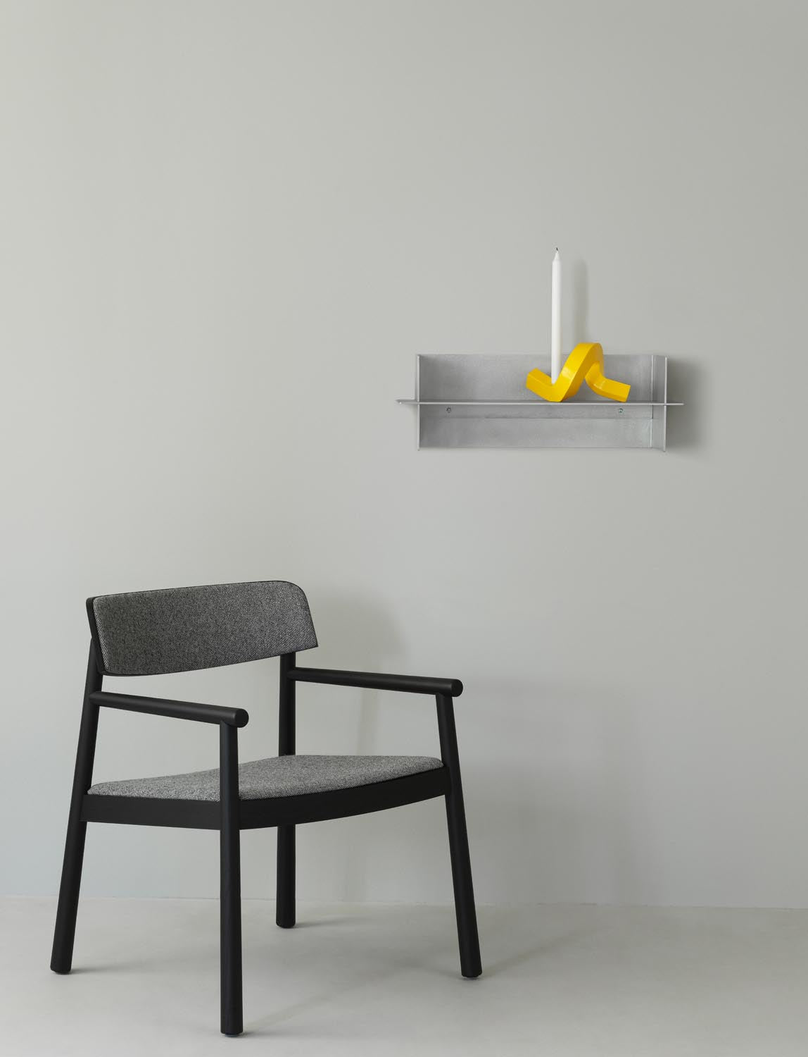 Timb Armlehnstuhl Upholstery in Black / Hallingdal 166 präsentiert im Onlineshop von KAQTU Design AG. Stuhl ist von Normann Copenhagen