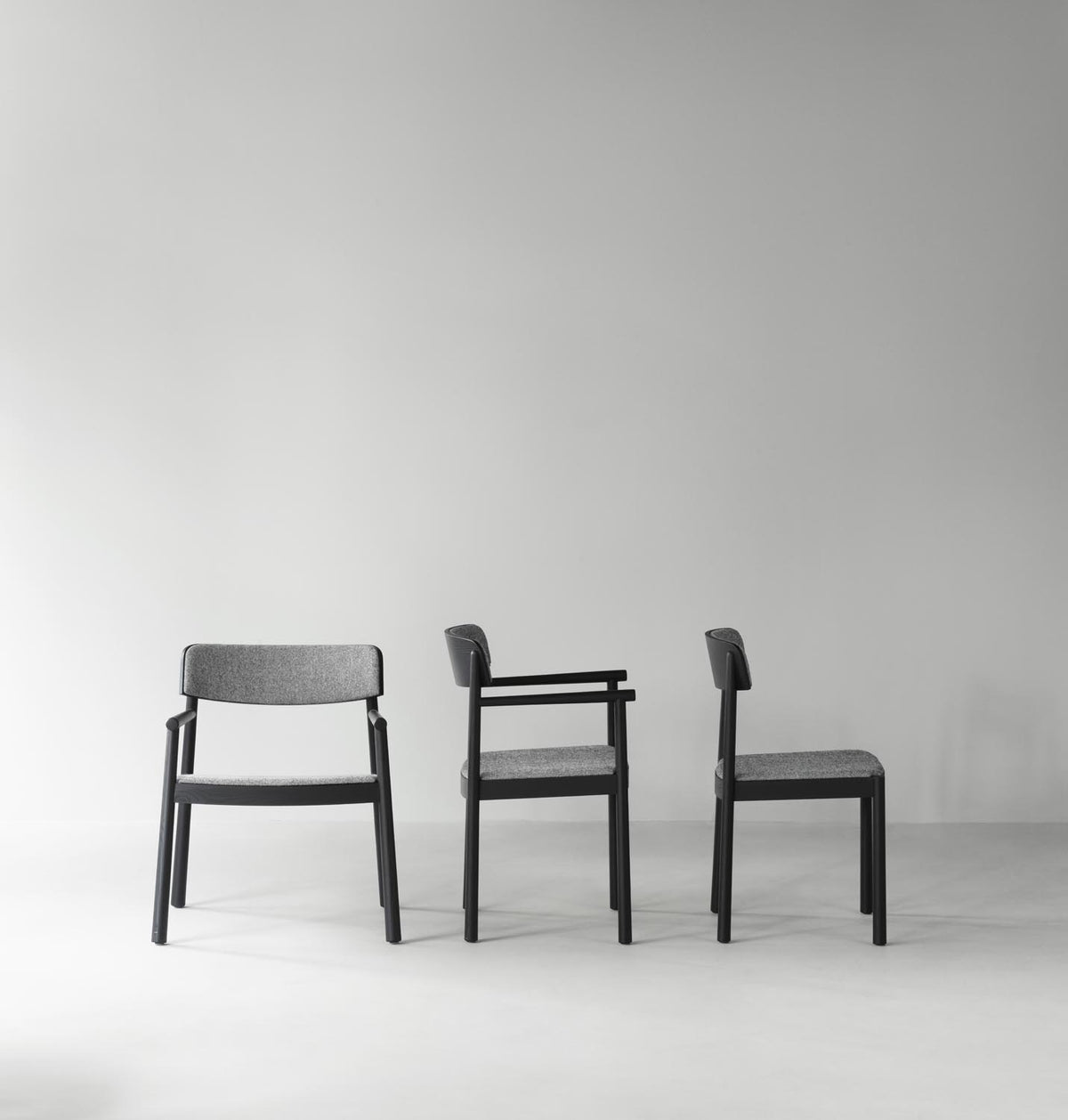 Timb Armlehnstuhl Upholstery in Black / Hallingdal 166 präsentiert im Onlineshop von KAQTU Design AG. Stuhl ist von Normann Copenhagen