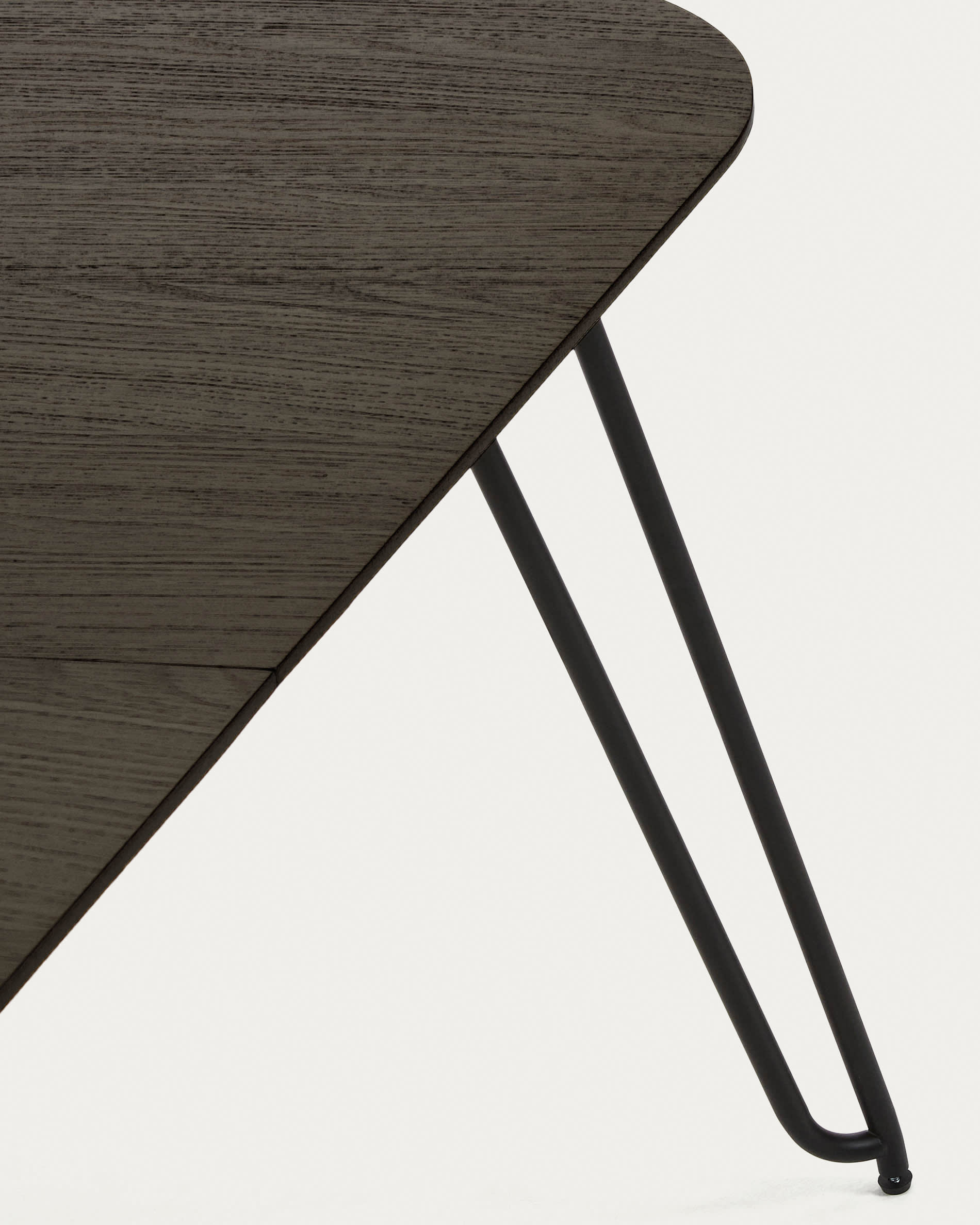 Moderner ausziehbarer Tisch Milian, 140-220 cm, Eschenfurnier, schwarze Stahlbeine, ideal für stilvolle Esszimmer.