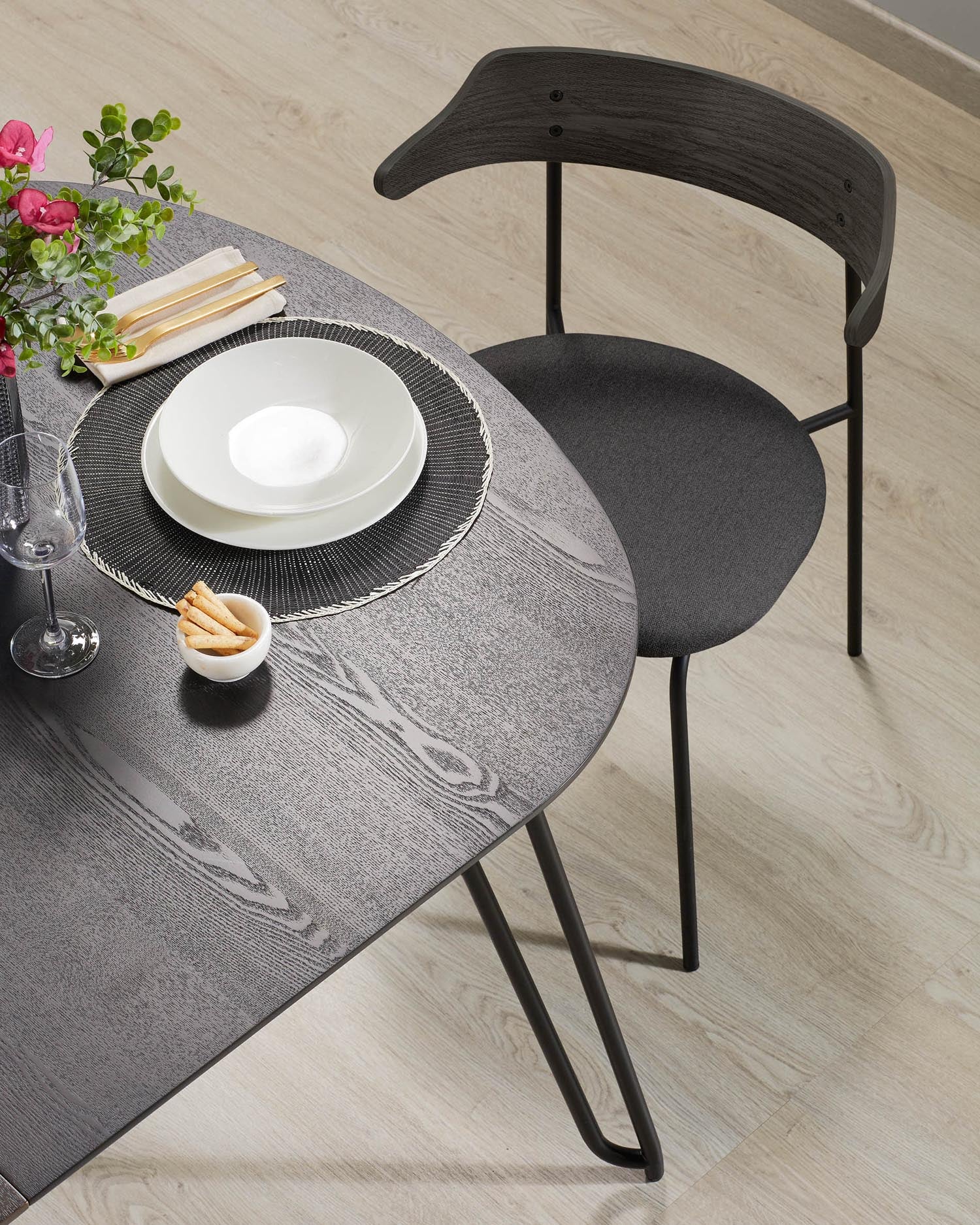 Der Milian Tisch vereint Eleganz und Funktionalität: Ausziehbar von 140 auf 220 cm, mit natürlichem Eschenfurnier und stabilen Stahlbeinen.