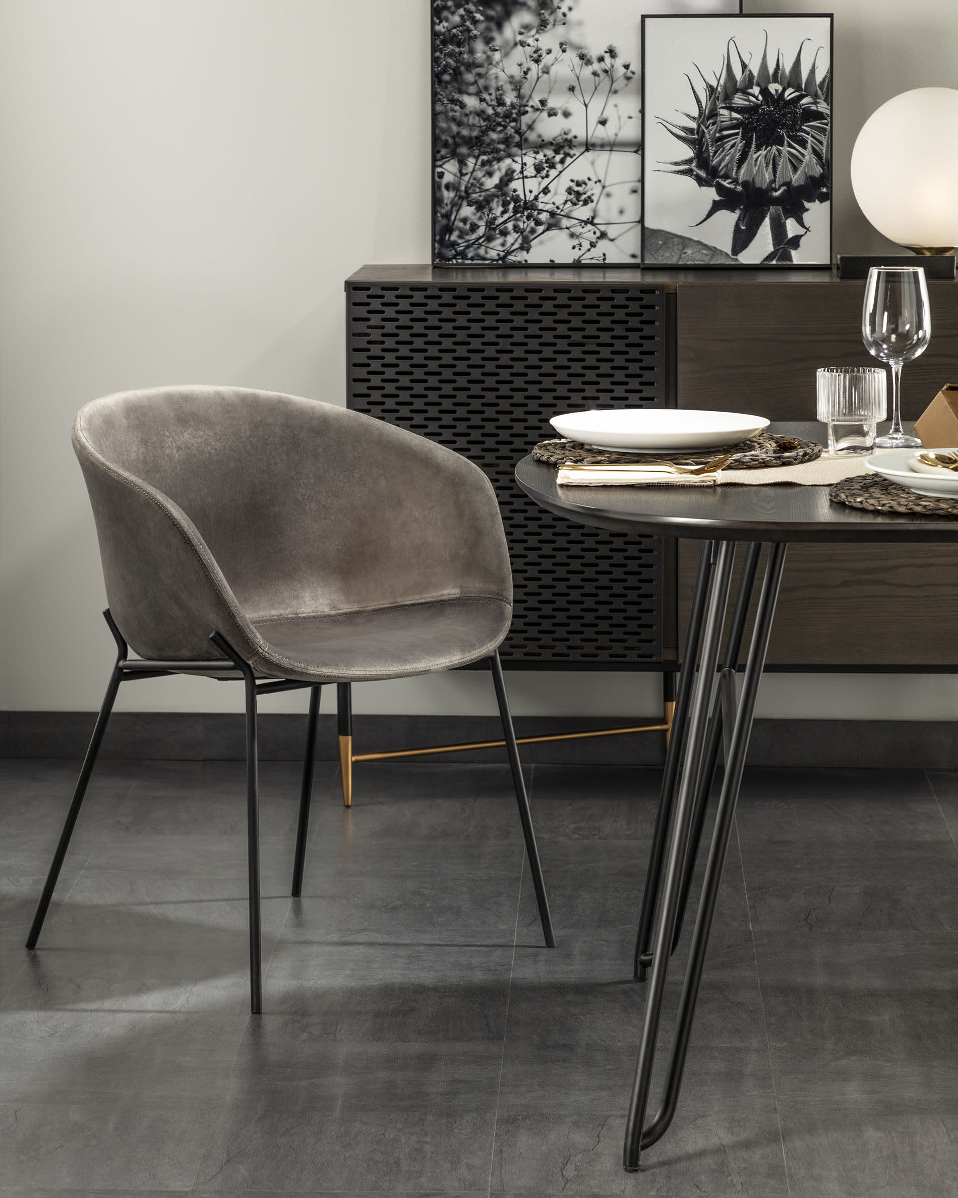 Der Milian Tisch vereint Eleganz und Funktionalität: Ausziehbar von 140 auf 220 cm, mit natürlichem Eschenfurnier und stabilen Stahlbeinen für jeden Anlass.