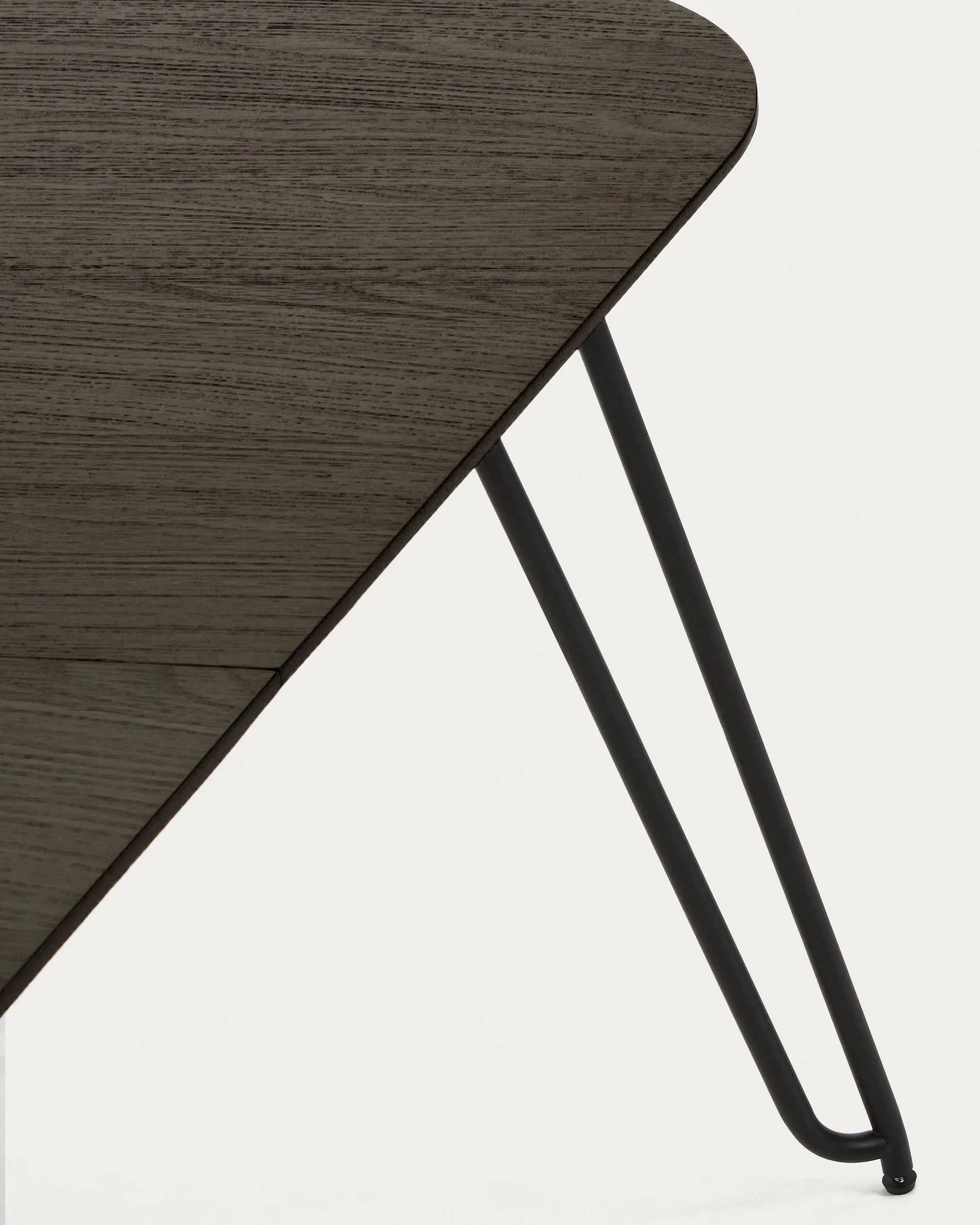 Moderner ausziehbarer Tisch Milian, 170-320 cm, Eschenfurnier, schwarze Stahlbeine, ideal für stilvolle Esszimmer.