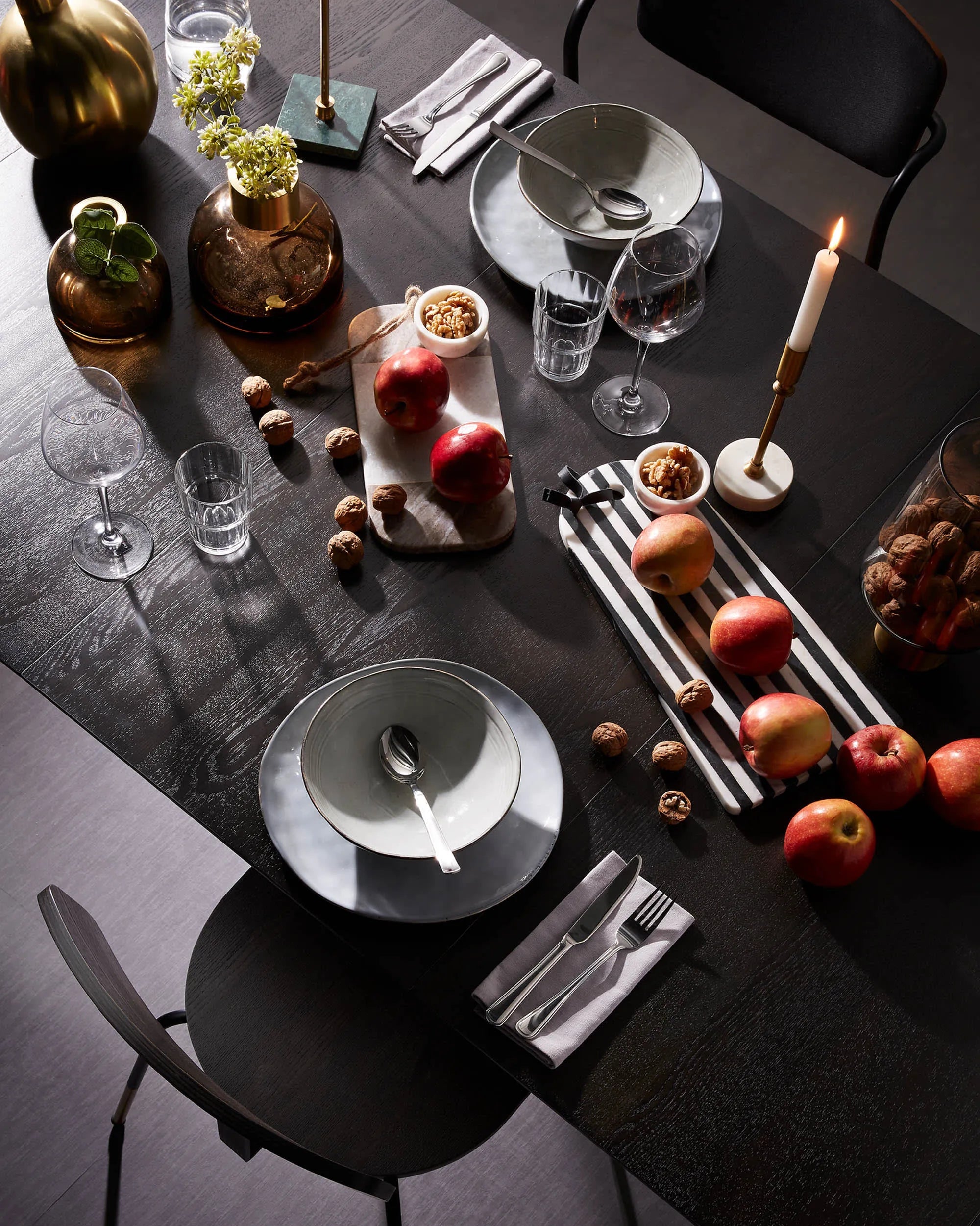Eleganter Tisch Milian, ausziehbar von 170 bis 320 cm, Eschenfurnier, schwarze Stahlbeine, perfekt für moderne Esszimmer.