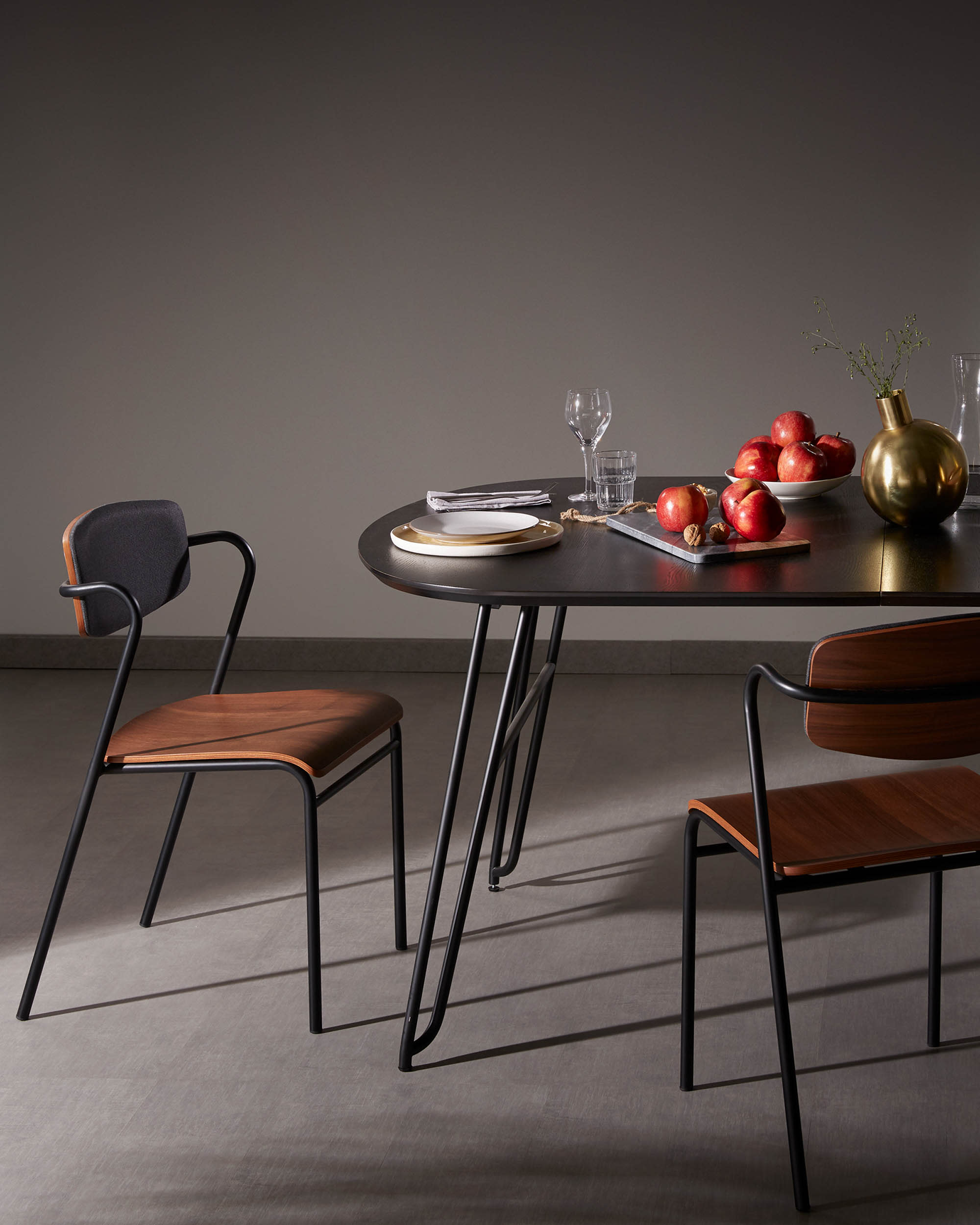 Moderner ausziehbarer Tisch Milian, 170-320 cm, Eschenfurnier, schwarze Stahlbeine, ideal für stilvolle Esszimmer.