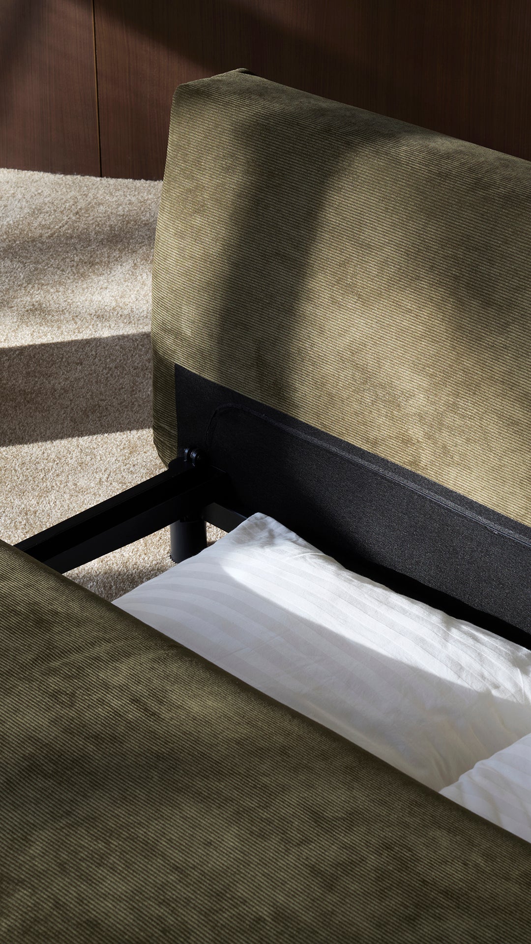 Nabli Schlafsofa in 316 Cordufine Pine Green präsentiert im Onlineshop von KAQTU Design AG. Bettsofa ist von Innovation Living