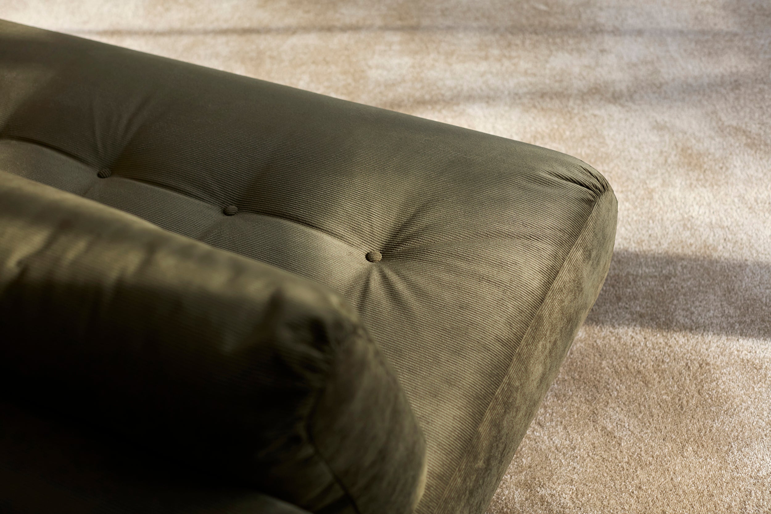 Nabli Schlafsofa in 316 Cordufine Pine Green präsentiert im Onlineshop von KAQTU Design AG. Bettsofa ist von Innovation Living