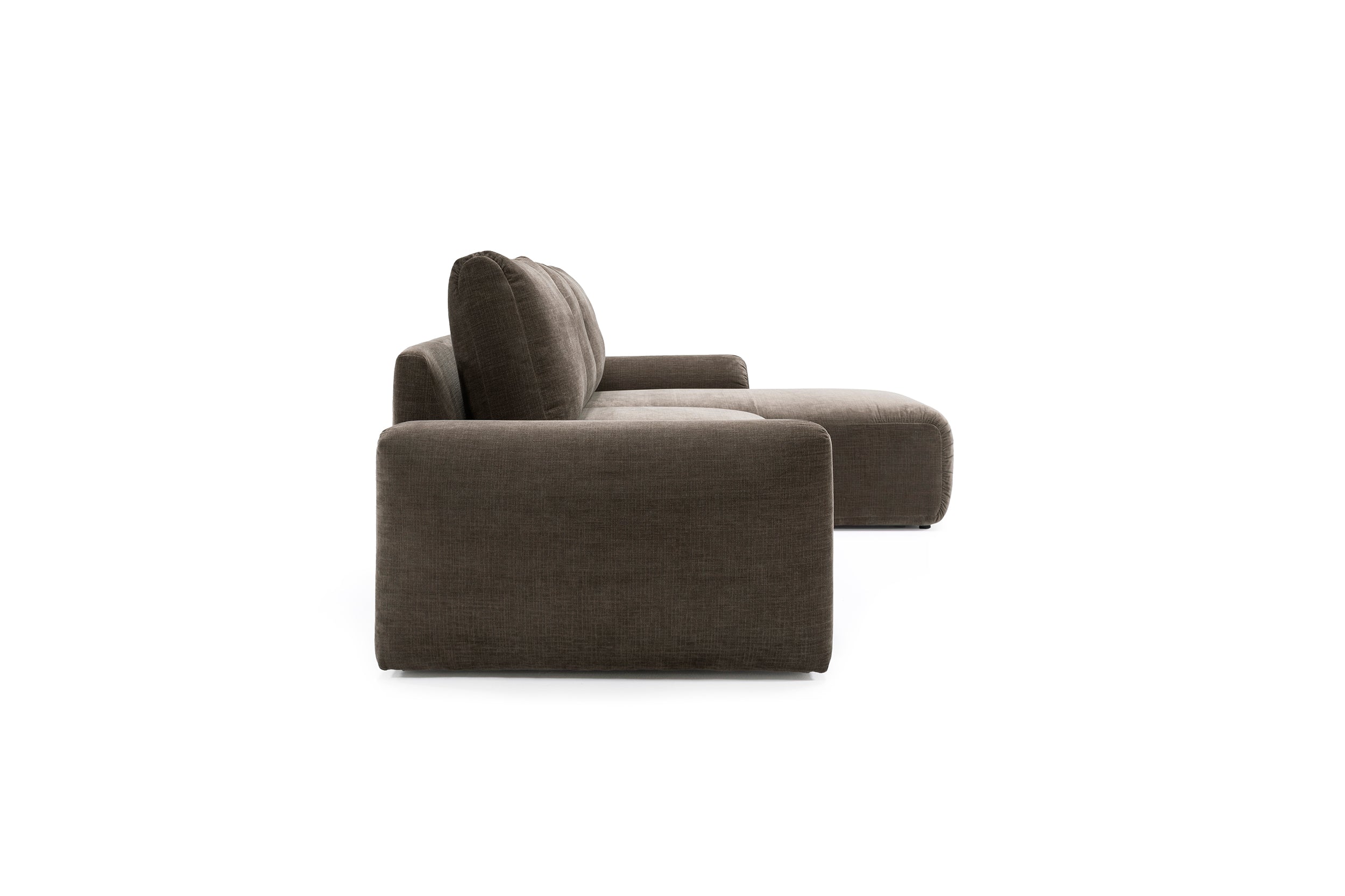 Norum Schlafsofa mit Chaiselongue und Chunky-Armlehnen in 411 Esina Cedar Brown präsentiert im Onlineshop von KAQTU Design AG. Bettsofa rechts ist von Innovation Living