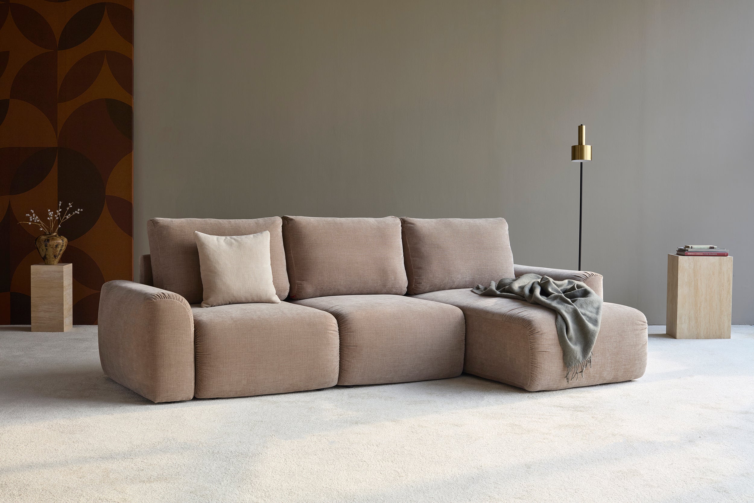 Norum Schlafsofa mit Chaiselongue und Chunky-Armlehnen in 417 Esina Mocha präsentiert im Onlineshop von KAQTU Design AG. Bettsofa rechts ist von Innovation Living