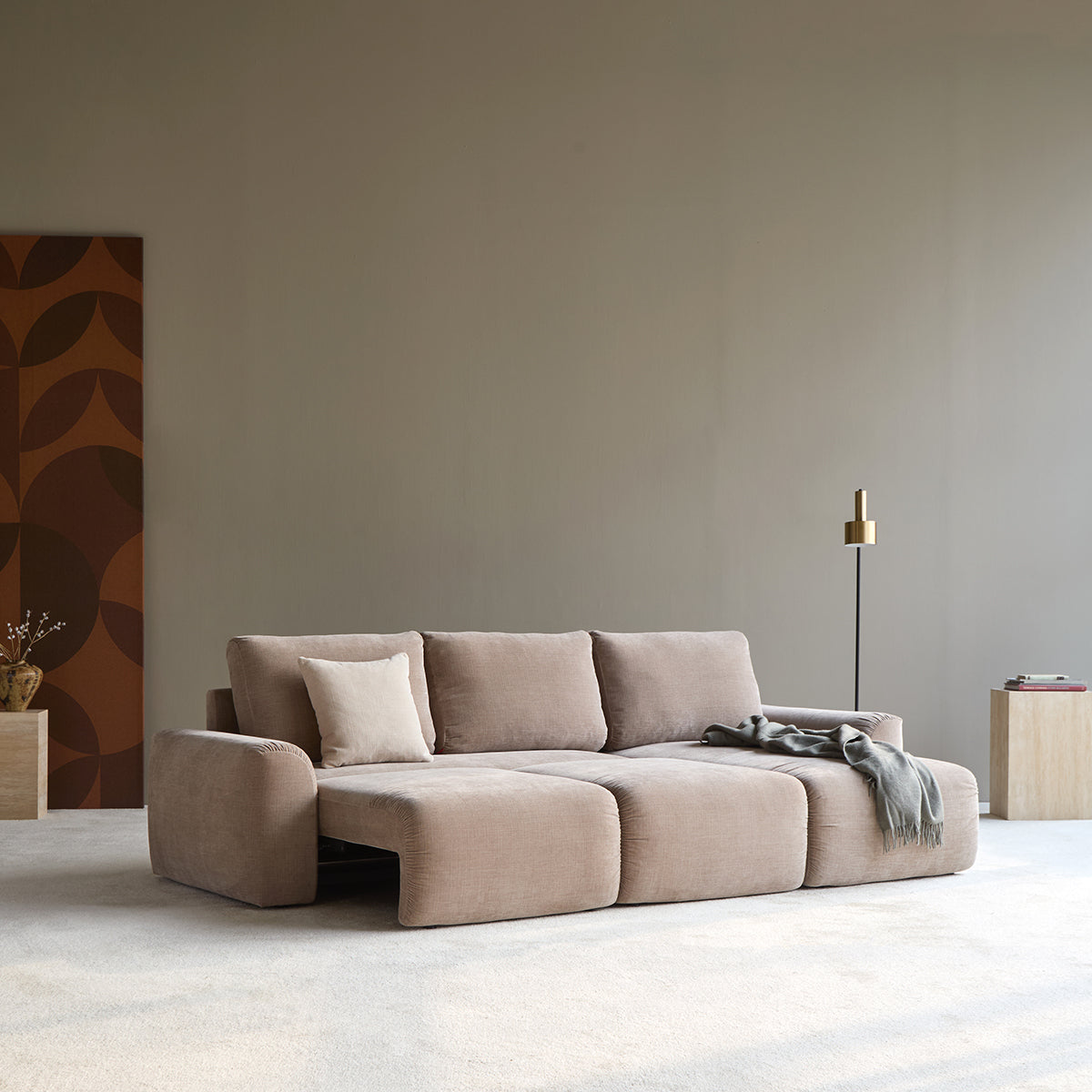 Norum Schlafsofa mit Chaiselongue und Chunky-Armlehnen in 417 Esina Mocha präsentiert im Onlineshop von KAQTU Design AG. Bettsofa rechts ist von Innovation Living