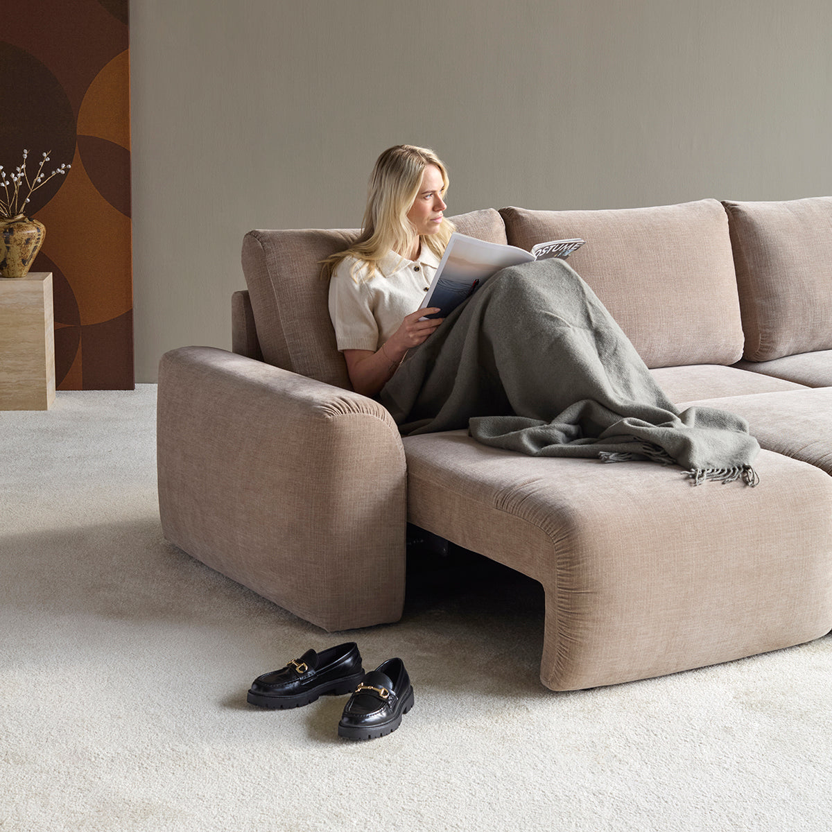 Norum Schlafsofa mit Chaiselongue und Chunky-Armlehnen in 417 Esina Mocha präsentiert im Onlineshop von KAQTU Design AG. Bettsofa rechts ist von Innovation Living