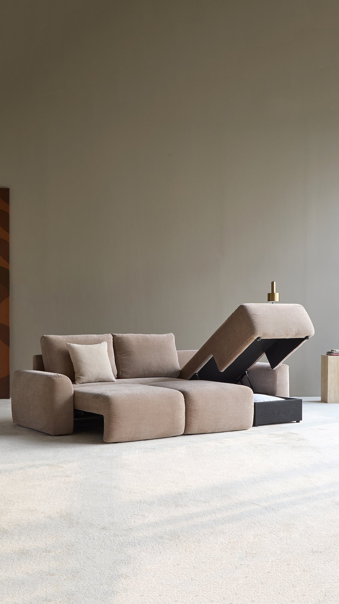 Norum Schlafsofa mit Chaiselongue und Chunky-Armlehnen in 417 Esina Mocha präsentiert im Onlineshop von KAQTU Design AG. Bettsofa rechts ist von Innovation Living