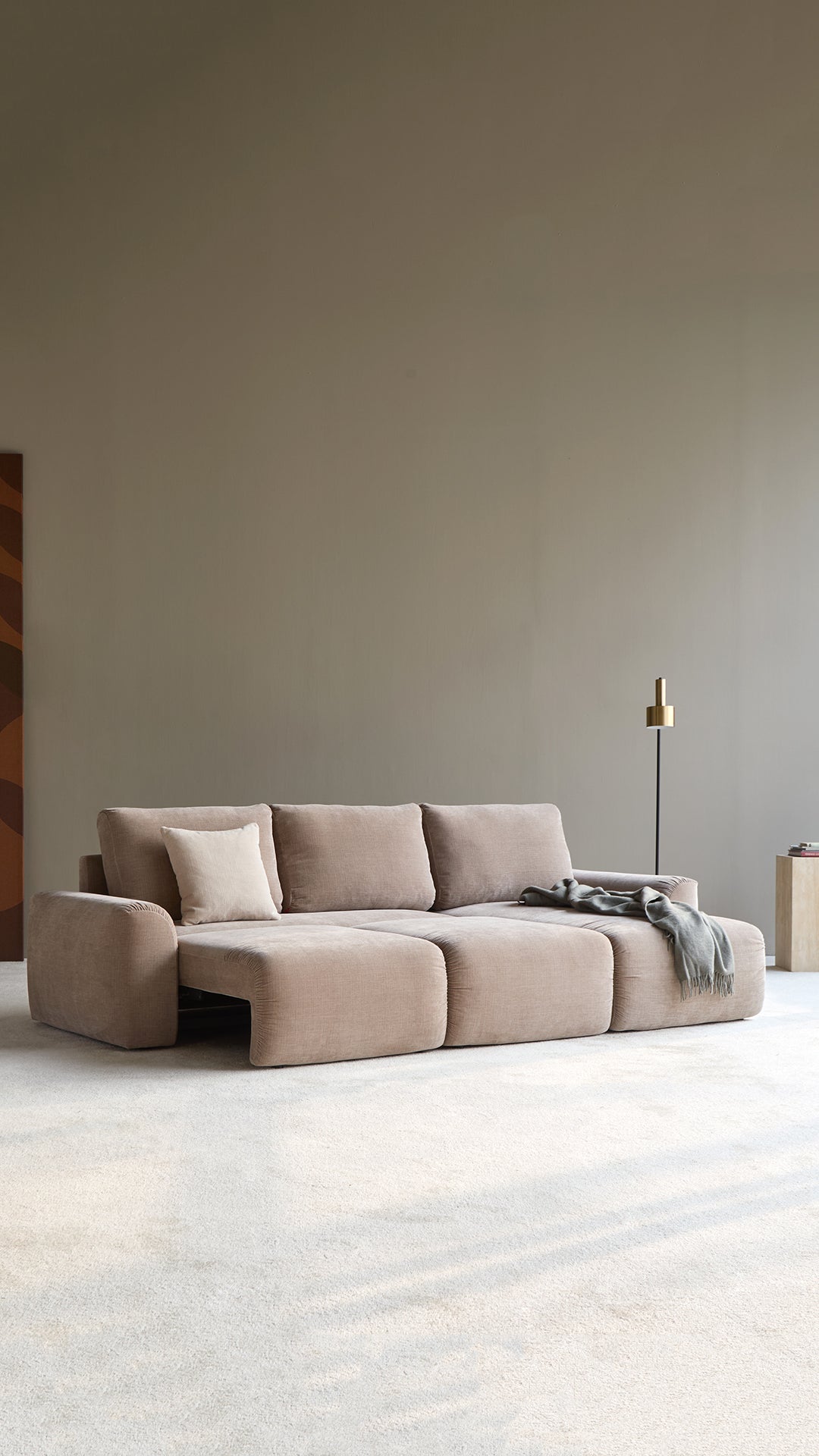 Norum Schlafsofa mit Chaiselongue und Chunky-Armlehnen in 417 Esina Mocha präsentiert im Onlineshop von KAQTU Design AG. Bettsofa rechts ist von Innovation Living