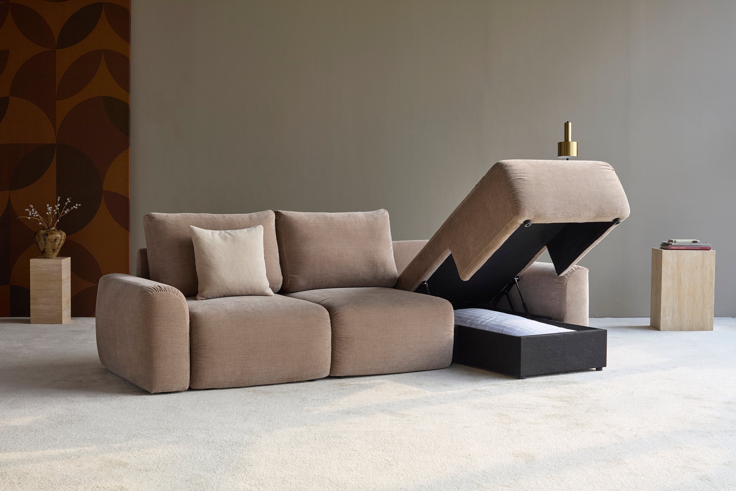 Norum Schlafsofa mit Chaiselongue und Chunky-Armlehnen in 417 Esina Mocha präsentiert im Onlineshop von KAQTU Design AG. Bettsofa rechts ist von Innovation Living