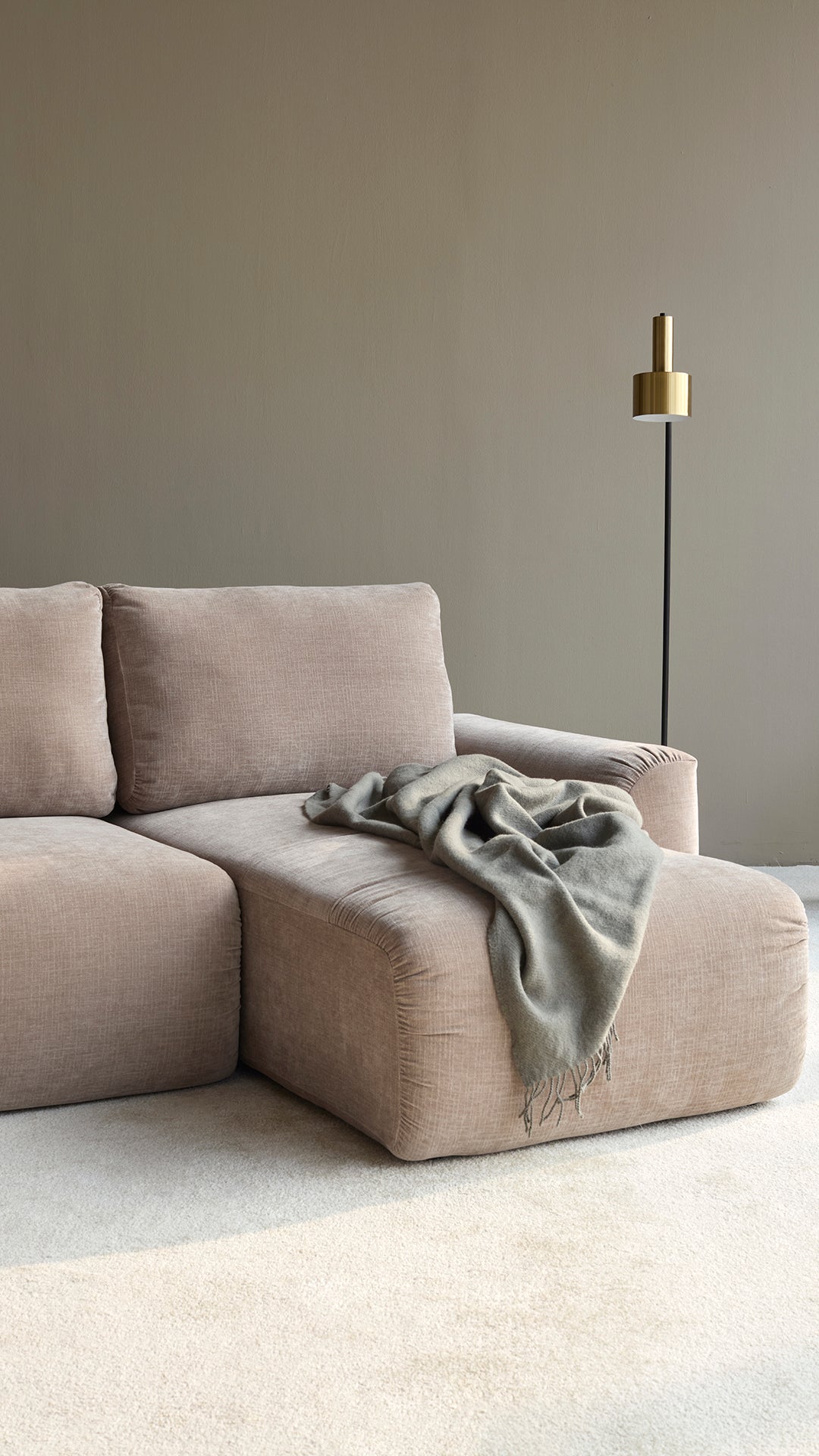 Norum Schlafsofa mit Chaiselongue und Chunky-Armlehnen in 417 Esina Mocha präsentiert im Onlineshop von KAQTU Design AG. Bettsofa rechts ist von Innovation Living